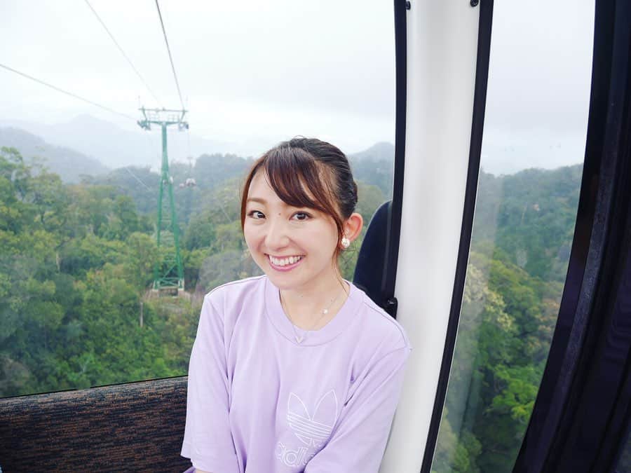 尻無浜冴美のインスタグラム：「世界最長#ロープウェイ ❗️❗️ ダナンのテーマパーク#バナヒルズ 向かうのに乗るんだけど全長約6km、高低差1kmのギネス記録認定✨✨ 山頂のバナヒルズ着くまで30分くらい乗ってたかな😳向かってる時から楽しかった🥳🌈🌈 #ダナン  #ダナン旅行﻿ #ベトナム﻿ #ベトナム旅行﻿ #danangcathedral  #danang #vietnam  #danan #danangtrip ﻿ #vietnamtrip  #banahills  #thegoldenbridge  #世界の絶景  #ギネス世界記録 #世界最長ケーブルカー  #サンワールド」