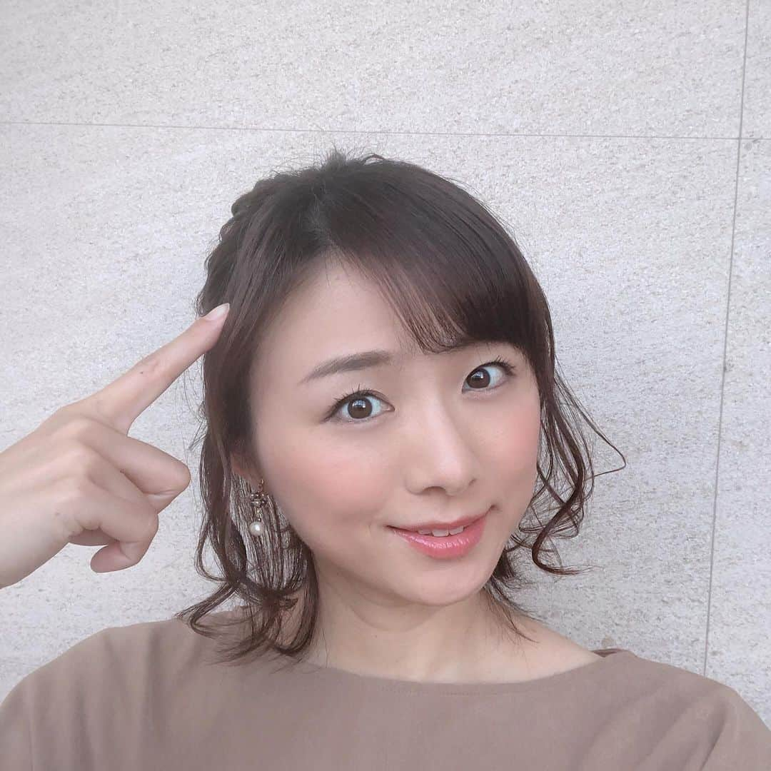 今井美穂さんのインスタグラム写真 - (今井美穂Instagram)「産後ハゲ😂﻿ 産後3ヶ月くらいからずっと続く抜け毛が﻿ やばいなーやばいなーと思ってたのですが(笑)﻿ ﻿ 最近明らかに前髪が薄くなっちゃって🤣﻿ (2枚目注意⚠️)﻿ ﻿ 自分ではセットが難しすぎます💦﻿ 昨日はロケでヘアメイクさんにお願いしてなんとか😂✨﻿ ﻿ 前髪をめくってみると﻿ 生えたてのベビ毛が沢山！🤣💕笑﻿ ﻿ 早く伸びてくれないかなぁ〜🤣﻿ ﻿ ﻿ 明日はウマリボのママランチ会﻿ 楽しみです😍﻿ ﻿ その前に﻿ 気になっていたベビーと楽しめるクラシックイベントに息子と2人でこっそり参加する予定😊✨﻿ ﻿ お初なイベントに1人だからドキドキですが﻿ 10時の部に参加される皆様よろしくお願いします🥺💕﻿ ﻿ ﻿ #産後ハゲ﻿ #産後の抜け毛﻿ #落ち込み﻿ #前髪の悩み﻿ #生後8カ月﻿ #息子﻿ #ベビークラシック﻿ #ママランチ会﻿ #ウマリボ﻿」10月17日 20時39分 - imaimiho1209