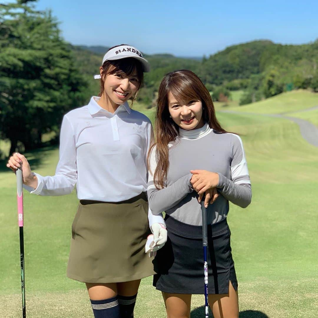 高沢奈苗さんのインスタグラム写真 - (高沢奈苗Instagram)「. 10月頭の⛳️ この日は @kojimachi_golfclub の仲良しメンバーでラウンド会🏌️‍♀️💛 . トーヨーカントリー、簡単過ぎず難し過ぎずでスコアは88！ . 一緒に回った @sonokya_golf はなんとベスト更新✨😍🙌 おめでとう💕 . . @vividgolf で購入した @aimantgolf_official のスカートは後ろがリボンになっててかわいい😍 @standrews_jp の薄手の長袖ポロシャツと合わせて落ち着いたシンプルコーデ💛✨ . . . #golf #reginagolf #vividgolf #standrews #aimantgolf #ゴルフ #ゴルフ女子 #麹町ゴルフクラブ #仲良しゴルフ #セントアンドリュース #レジーナ #ビビゴルフ #トーヨーカントリー #秋晴れ #ドライバーショット #打ち下ろし #打ち下ろし好き #飛ぶから #200yd」10月17日 20時42分 - nanaetakasawa