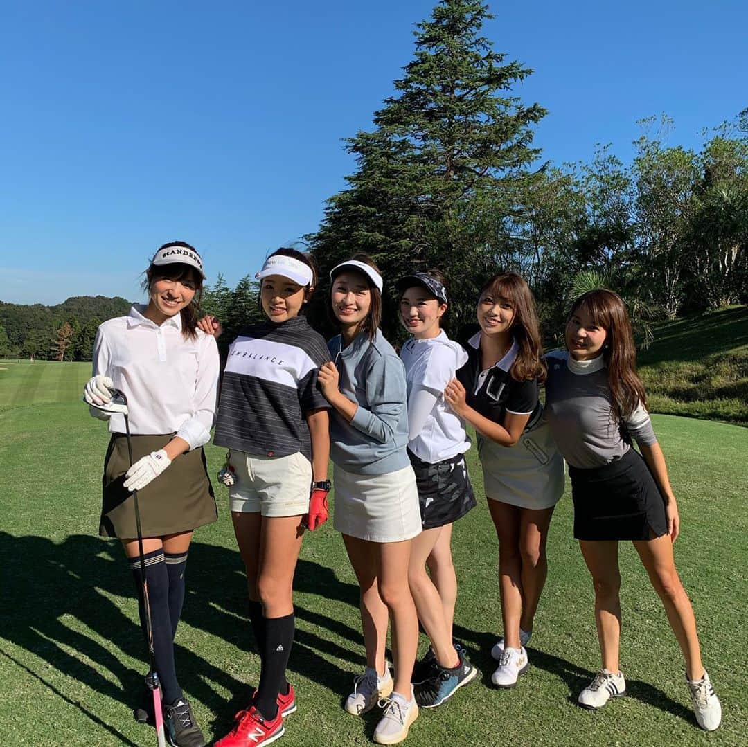 高沢奈苗さんのインスタグラム写真 - (高沢奈苗Instagram)「. 10月頭の⛳️ この日は @kojimachi_golfclub の仲良しメンバーでラウンド会🏌️‍♀️💛 . トーヨーカントリー、簡単過ぎず難し過ぎずでスコアは88！ . 一緒に回った @sonokya_golf はなんとベスト更新✨😍🙌 おめでとう💕 . . @vividgolf で購入した @aimantgolf_official のスカートは後ろがリボンになっててかわいい😍 @standrews_jp の薄手の長袖ポロシャツと合わせて落ち着いたシンプルコーデ💛✨ . . . #golf #reginagolf #vividgolf #standrews #aimantgolf #ゴルフ #ゴルフ女子 #麹町ゴルフクラブ #仲良しゴルフ #セントアンドリュース #レジーナ #ビビゴルフ #トーヨーカントリー #秋晴れ #ドライバーショット #打ち下ろし #打ち下ろし好き #飛ぶから #200yd」10月17日 20時42分 - nanaetakasawa