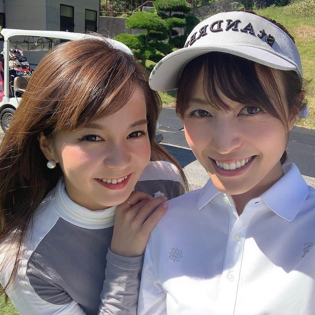 高沢奈苗さんのインスタグラム写真 - (高沢奈苗Instagram)「. 10月頭の⛳️ この日は @kojimachi_golfclub の仲良しメンバーでラウンド会🏌️‍♀️💛 . トーヨーカントリー、簡単過ぎず難し過ぎずでスコアは88！ . 一緒に回った @sonokya_golf はなんとベスト更新✨😍🙌 おめでとう💕 . . @vividgolf で購入した @aimantgolf_official のスカートは後ろがリボンになっててかわいい😍 @standrews_jp の薄手の長袖ポロシャツと合わせて落ち着いたシンプルコーデ💛✨ . . . #golf #reginagolf #vividgolf #standrews #aimantgolf #ゴルフ #ゴルフ女子 #麹町ゴルフクラブ #仲良しゴルフ #セントアンドリュース #レジーナ #ビビゴルフ #トーヨーカントリー #秋晴れ #ドライバーショット #打ち下ろし #打ち下ろし好き #飛ぶから #200yd」10月17日 20時42分 - nanaetakasawa