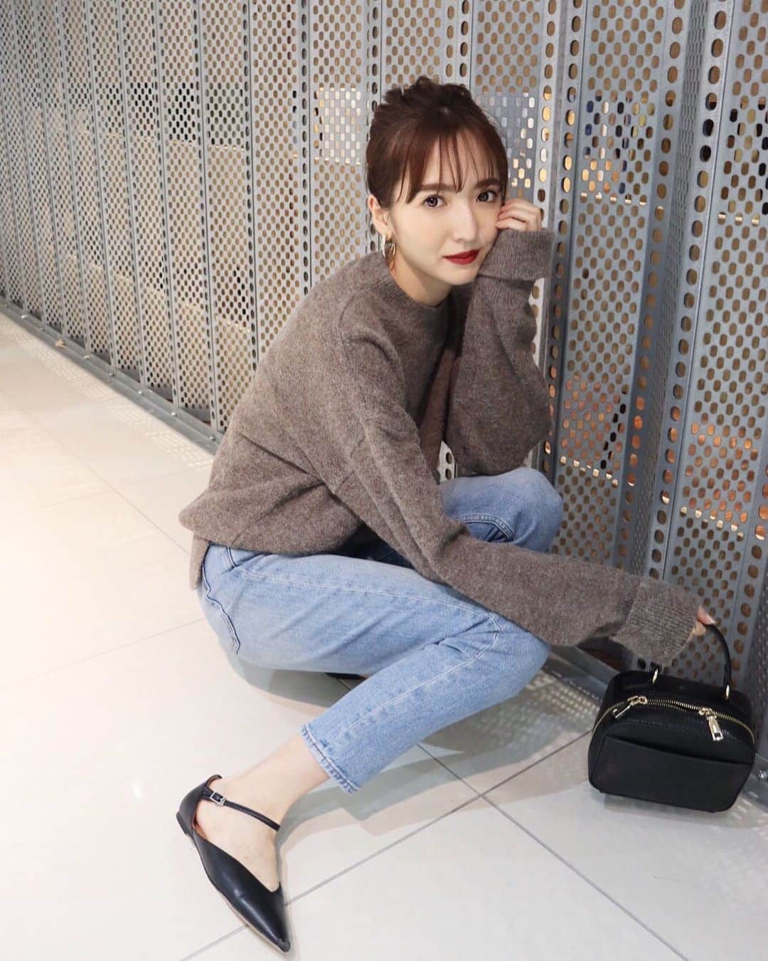 平木愛美のインスタグラム：「サイドのスリットが可愛い、この秋冬たくさん着られそうなknit⚪️ 前だけインしてみたよ。  デニムと合わせてカジュアルな撮影おわり💙  #fifth #fifthtl #フィフス #fifthコーデ #サイドスリットロールアップスリーブニット @fifth_store #愛美ふく」