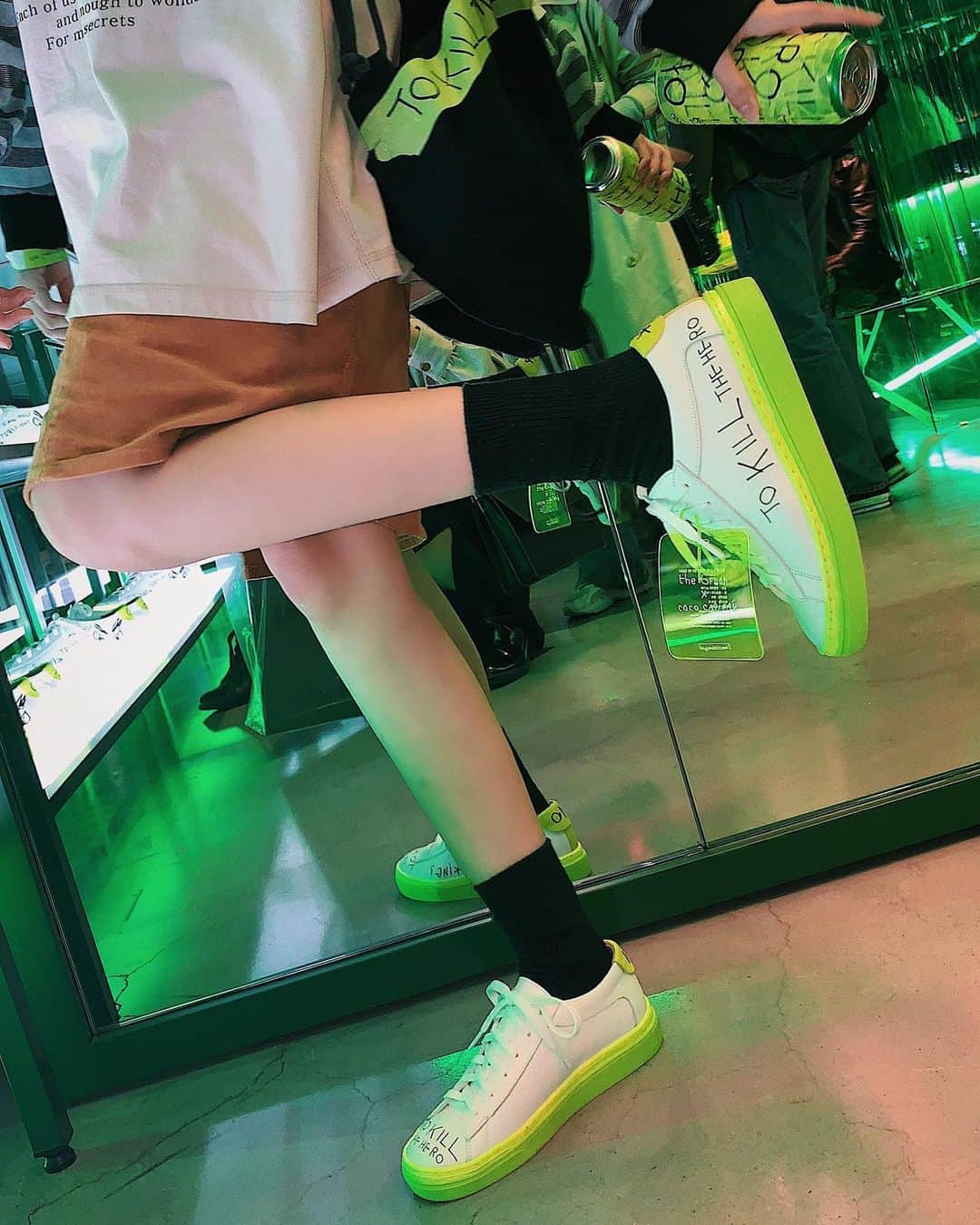 ビヤさんのインスタグラム写真 - (ビヤInstagram)「@hyundaicard 👟💚🧙🏻 _ The green x Coco capitan 스니커즈 출시 기념 프리뷰 파티 다녀왔지요 ! 코코 카피탄의 개성이 담긴 레터링과 힙한 네온컬러의 만남이란 .. 🤭 공간도 스니커즈도 넘 이쁘잖아 ♥ _ * 현대카드에서 소정의 원고료를 받고 작성된 솔직한 후기 입니다 _ #현대카드 #더그린 #코코카피탄 #그린스니커즈 #한정판 #내꿈은컬러꿈 #그린문 #바이닐앤플라스틱 #AD #Hyundaicard #theGreen #CocoCapitan #Sneakers #Limited #theGreenSneakers」10月17日 11時56分 - b_2ya