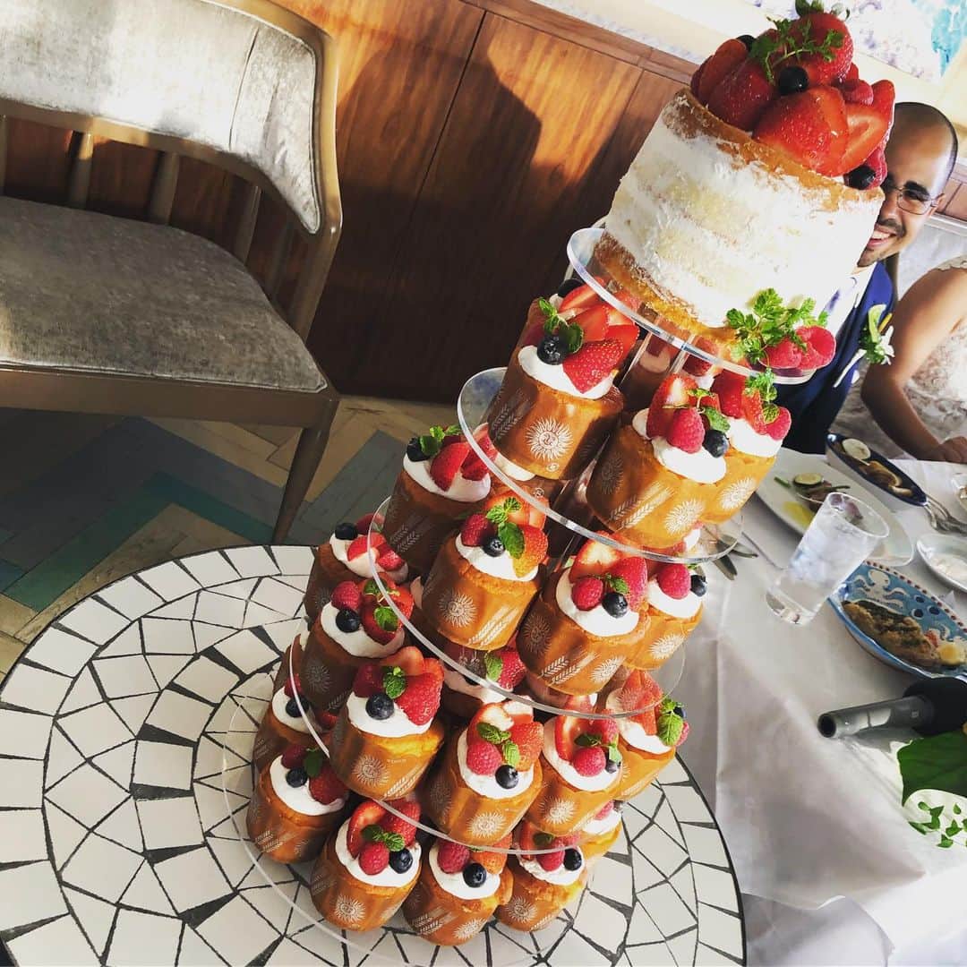 ポジリポのインスタグラム：「カップケーキタワー✨ 新郎新婦からゲストへのプレゼント！！ とてもキュートに仕上がりました♪. . #ポジリポ#ポジリポウェディング #posillipo#MARE#weddingparty #リゾートウェディング#ウェディングケーキ#沖縄#瀬長島#ウミカジテラス」
