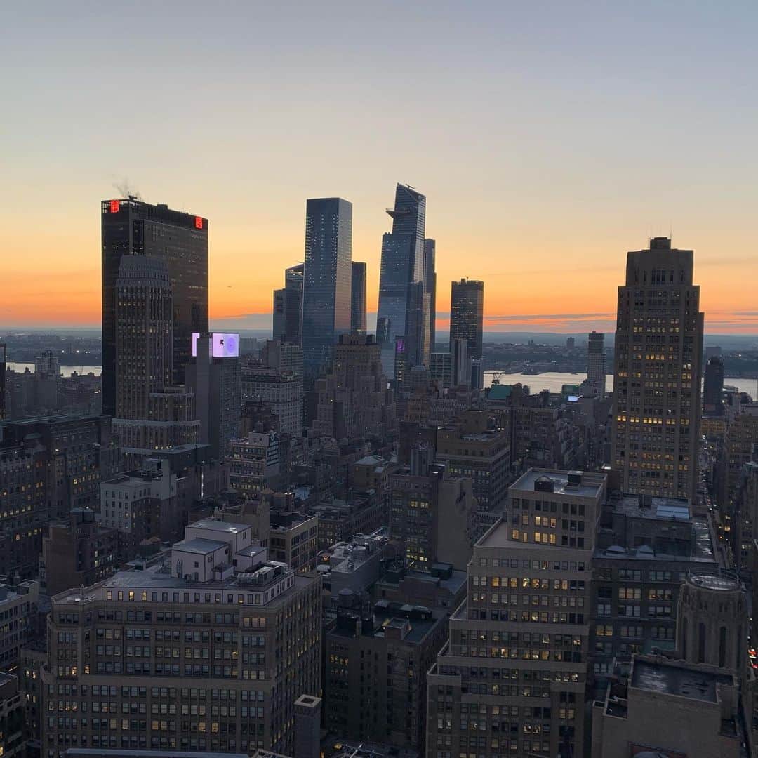 早川茉希さんのインスタグラム写真 - (早川茉希Instagram)「🌆🍂 ・ 通常運転開始してます🙋‍♀️ ニューヨークの夕焼けも綺麗🌆 大自然の中にいたから、 更にすごく都会に感じる。。 アメリカは広いなぁ😳  今日、明日はテスト📝  週末は友達が2組遊びに来てくれるので それを楽しみに頑張ろう👊🏻✨ ・ #nyc #ny #manhattan #肌寒いニューヨーク #イエローストーンの寒さに比べたら過ごしやすい #ニューヨーク #ニューヨーク生活 #アメリカ暮らし」10月17日 11時50分 - maki_hayakawa