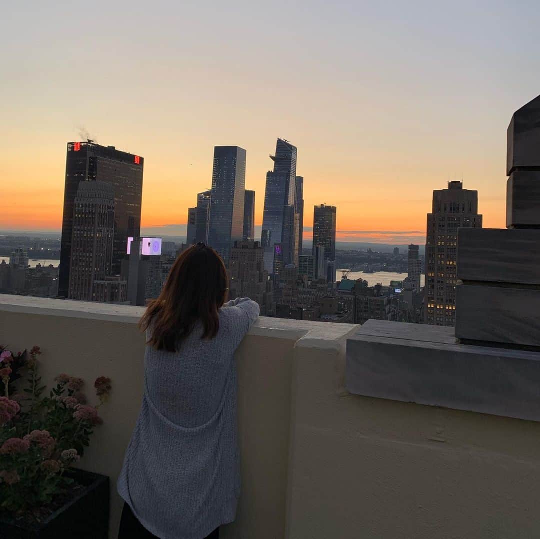早川茉希さんのインスタグラム写真 - (早川茉希Instagram)「🌆🍂 ・ 通常運転開始してます🙋‍♀️ ニューヨークの夕焼けも綺麗🌆 大自然の中にいたから、 更にすごく都会に感じる。。 アメリカは広いなぁ😳  今日、明日はテスト📝  週末は友達が2組遊びに来てくれるので それを楽しみに頑張ろう👊🏻✨ ・ #nyc #ny #manhattan #肌寒いニューヨーク #イエローストーンの寒さに比べたら過ごしやすい #ニューヨーク #ニューヨーク生活 #アメリカ暮らし」10月17日 11時50分 - maki_hayakawa