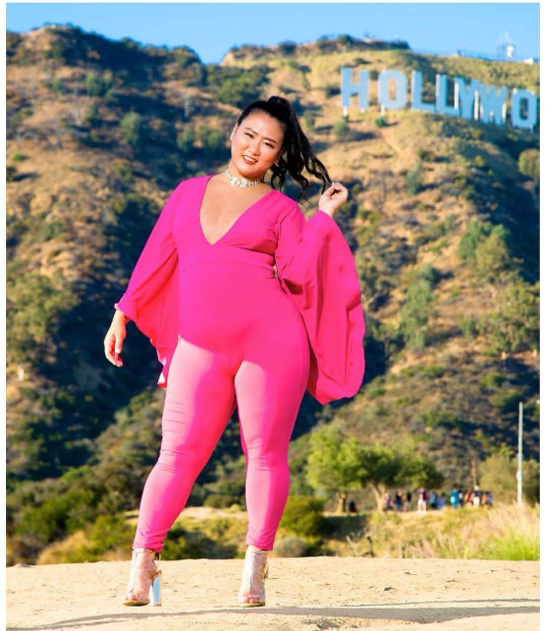 藤井美穂のインスタグラム：「A fabulous picture taken by @suzuki_k_photography  For my interview article on @asahi_shimbun newspaper ! Absolutely love this❤️ 👗 @curvysense」