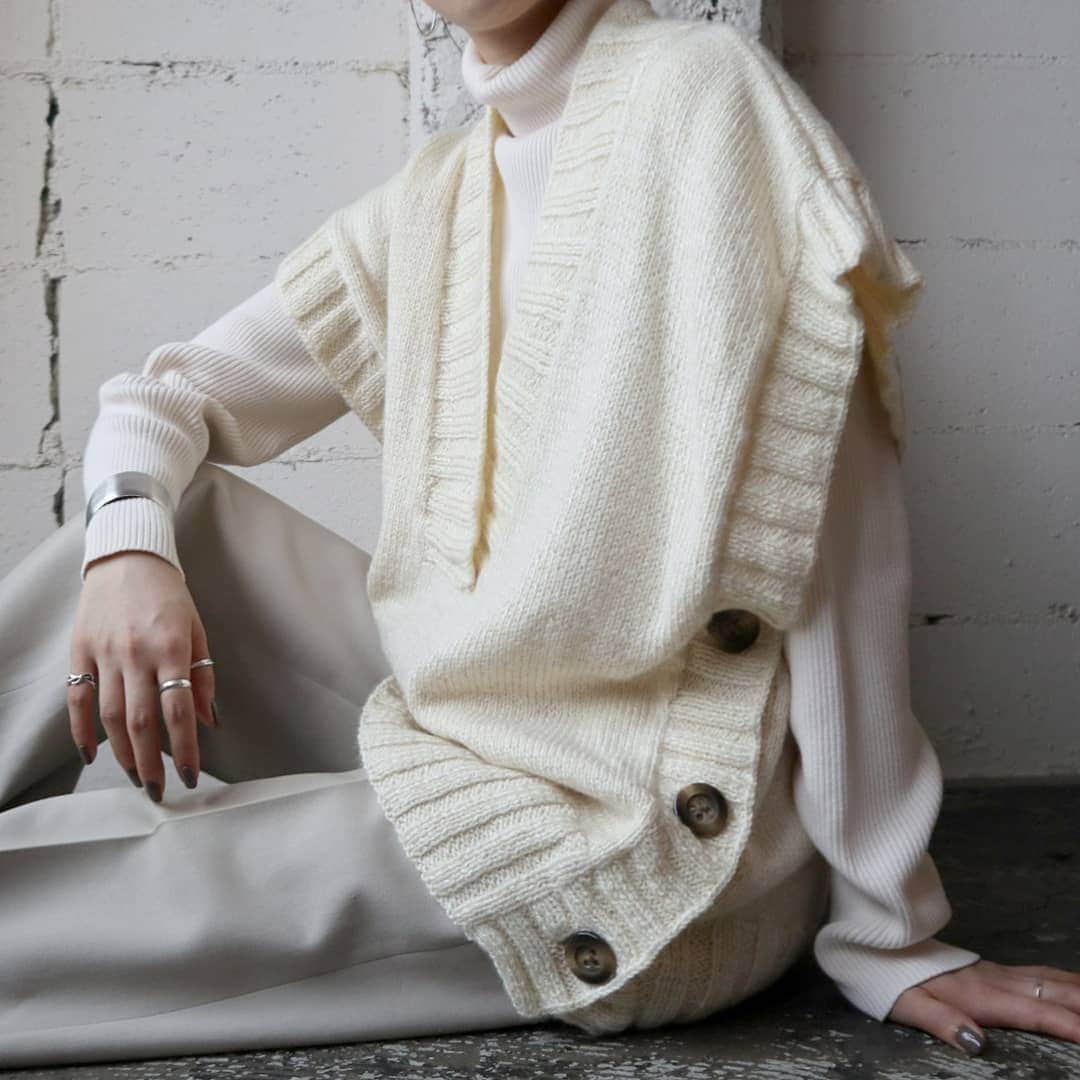 吉祥寺 古着屋 Orfeoのインスタグラム：「Side Button V Neck Vest  #orfeo #kichijoji #tokyo #vintage #used #fashion #coordinate #outfit #オルフェオ #吉祥寺 #東京 #古着 #古着屋 #ヴィンテージ #ユーズド #ファッション #コーディネート  掲載商品のお問い合わせはメールにて承っております。コメント、DMでのお問い合わせは受け付けておりませんのでご了承ください。」