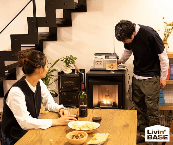 suzukuri さんのインスタグラム写真 - (suzukuri Instagram)「【GO OUTの家”Livin’ BASEの家”】⁣⠀⁠ ･⁣⠀⁠ Livin' BASEは、広々空間なので仲間とホームパーティを楽しむこともできます。⁠ ･⁠ 日中、⁠ホームパーティで仲間や家族とにぎやかに過ごしたリビング、夜はペレットストーブで火のやわらかな暖かさで夫婦の時間をゆっくり過ごしてみてはいかがでしょうか？⁠ ･⁠ ⁠ ･⁣⠀⁠ ただいま、広島のモデルハウスにて絶賛展示中です。⁣⠀⁠ ･⁣⠀⁠ ▶アウトドアファッション誌「GO OUT」と考えた家、「Livin' BAS」が完成！詳細はプロフィールリンクから→@suzukuri.official⁣⠀⁠ ･⁣⠀⁠ ･⁣⠀⁠ #goout⁣ #livinbase ⁣#リヴィンベース⁣ #基地⁣ #base ⁣#DJブース #ホームパーティ⁣#リビング #インダストリアルテイスト ⁣#ヴィンテージテイスト⁣ #男前インテリア⁣ #暮らしのアイデア⁣ #暮らしを楽しむ⁣ #新モデル #企画住宅 #規格住宅 #家づくり #マイホーム #マイホーム計画中 #新築 #一戸建て #住宅 #住まい #暮らし #ライフスタイル #間取り #suzukuri #リビング #ストーブ #休日の過ごし方」10月17日 12時00分 - suzukuri.official