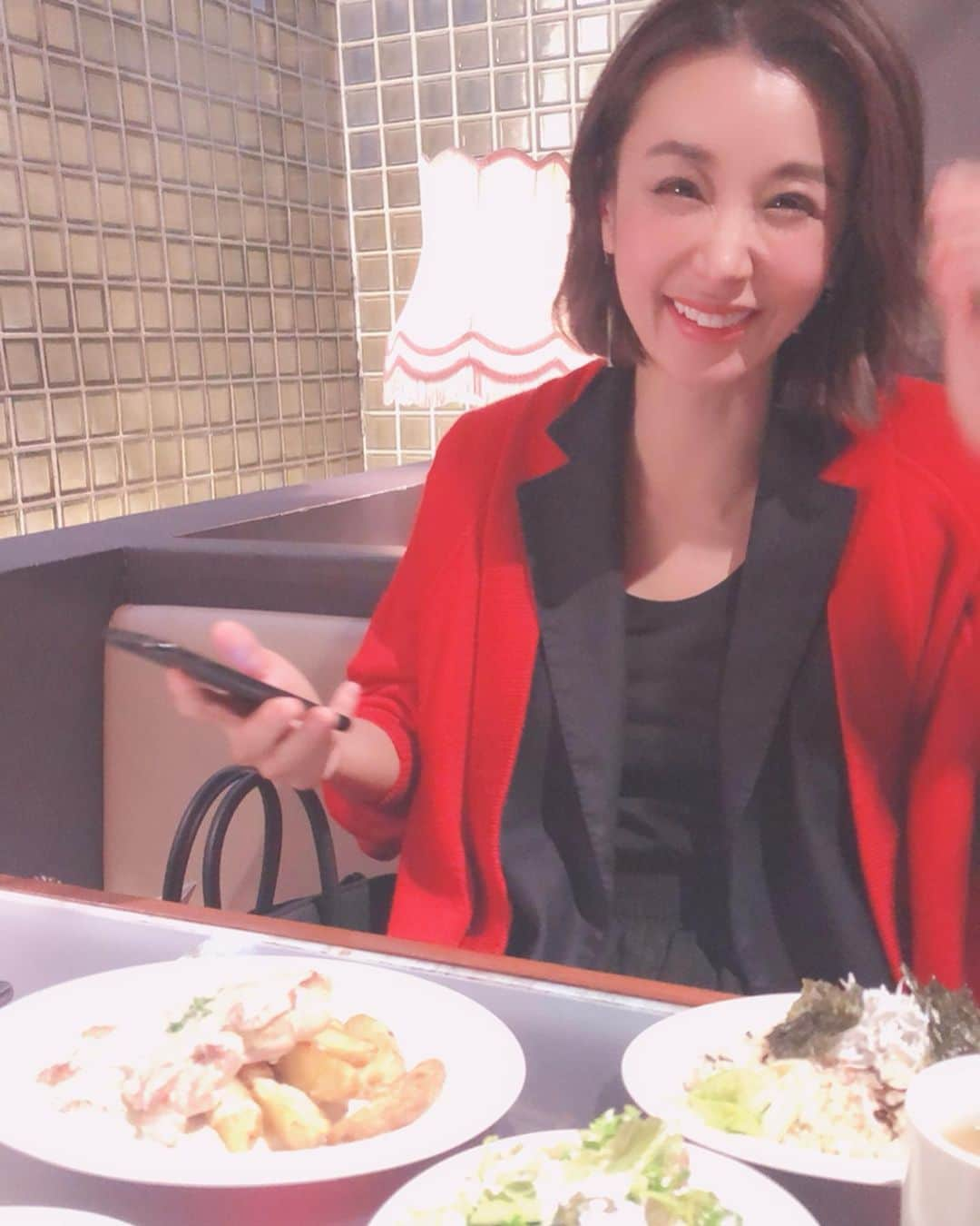 千秋さんのインスタグラム写真 - (千秋Instagram)「紗理奈と夜の予定に備えて、遅めのlunchっていうか早めのdinner🍴 可愛いの撮れた📸  #鈴木紗理奈 @munehirovoice #lunch #dinner #lotus #表参道」10月17日 12時02分 - chiaki77777