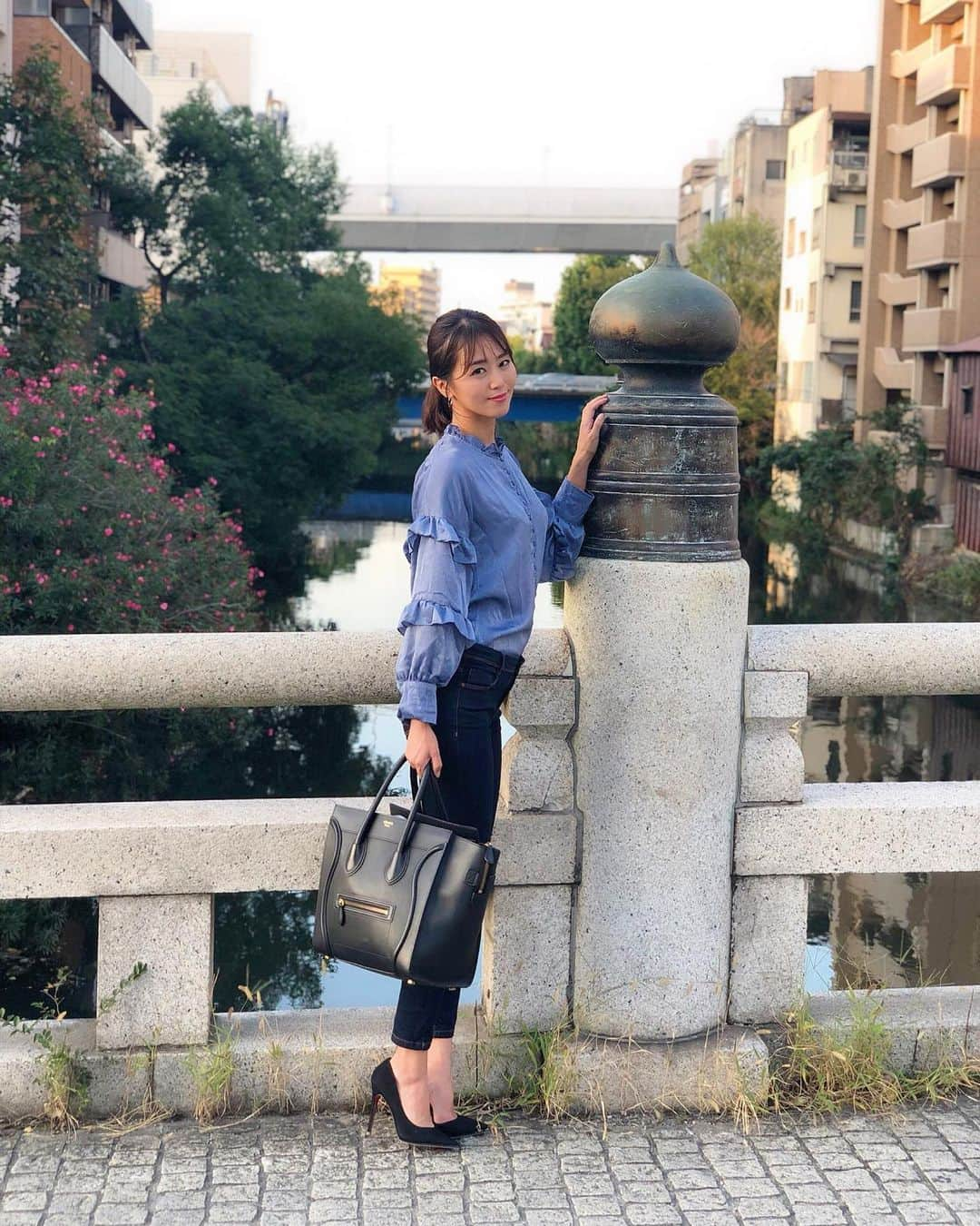 佐野真彩さんのインスタグラム写真 - (佐野真彩Instagram)「こんにちは☺️🍁 . 先日日帰りで名古屋に行ってきました🚅 名古屋はよくお仕事で行くのですが、今回は初めての場所ばかり✨ とっても良かったので紹介します🧚🏻‍♀️ . 円頓寺商店街 昔からのレトロな雰囲気を残しつつ新しいお店も出来ていて歩いていて楽しくなる商店街💡 . 【KNOT】 ボルダリングが出来る施設！ ここ外からすっごく目立ってました🥺 クラウドファンディングで出来た施設なんだって✨中が広いので沢山の方が利用出来そう！ . 建物は昔からある建物（登録地域建造物資産）をリノベーションしているの😊 . 上までいってみたいんだけど、ボルダリングって難しいよね〜💦近くにこうゆうところがあったらいいな！ . . 【五条橋 】 商店街を抜けると、見えてくる五条橋。 石畳の道、橋から見える景色がレトロ💡 . . 今までの名古屋のイメージとは違った、 のんびり自分の時間を楽しむ名古屋旅。 まだ続きがあるのでお楽しみに☺︎ . . #ナゴヤおモしろード  #名古屋 #NAGOYA #観光 #名古屋観光 #円頓寺商店街 #PR  #五条橋 #ボルダリング」10月17日 12時07分 - sano.maya