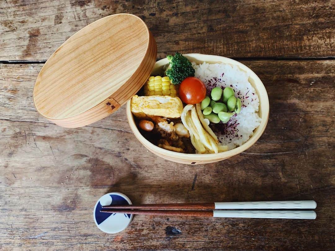 ジュジュのインスタグラム：「一緒におべんと♡ . 今日のメインは坊リクエストの "たこの唐揚げ"🐙 . . はぁ、、、足りない。笑 . #家弁当 #lunch #🍦も食べてもーた」