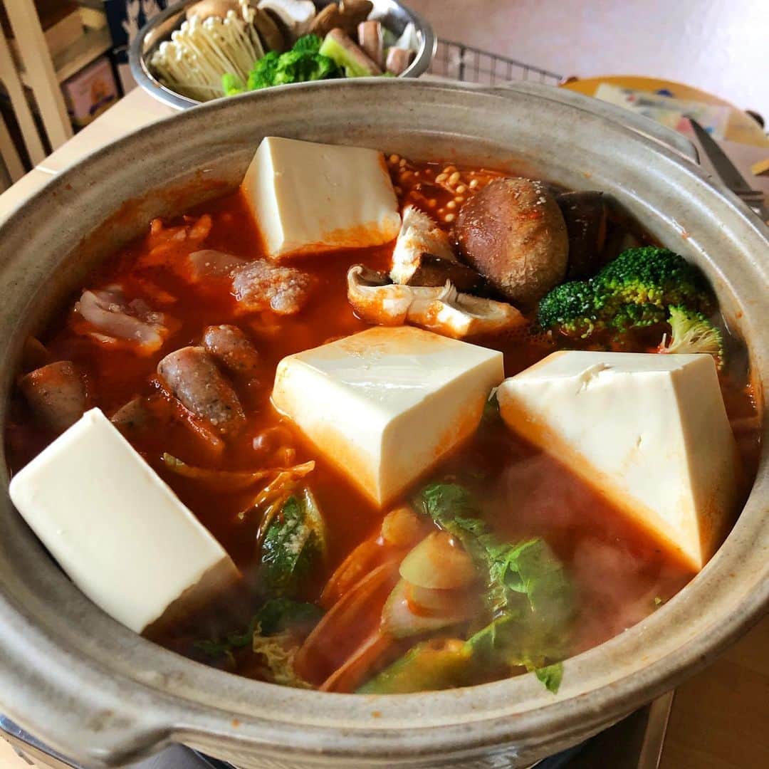 小鳥遊しほのインスタグラム：「帰省中の昨夜、大好きな男前豆腐シリーズの鍋用を男前にぶちこんだ激辛トマト鍋をお姉ちゃんと2人で作ったよ❤️ 2段階で洋風と和風の味にした👌 . 姪っ子むぎちゃんとこまりくまの3ショットが平和すぎて泣けるぅぅぅぅ🧸 明日の夜まで豊田にいます🙆‍♂️ . #鍋 #帰省 #赤ちゃん #こまりくま」
