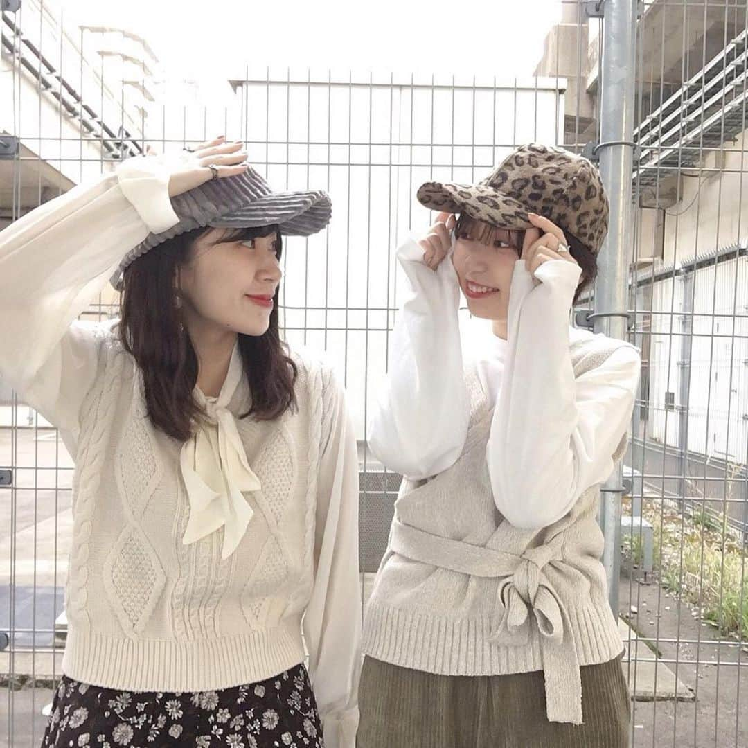 3COINSさんのインスタグラム写真 - (3COINSInstagram)「❋ AUTUMN FASHION ❋﻿ ﻿ ◆コーデュロイキャップ ﻿ グレー / ブラウン﻿ ﻿ ◆レオパードキャップ﻿ グレー / ブラウン﻿ ﻿ ◆ボアコーデュロイキャップ (Ssize/Msize)﻿ ブラウン/アイボリー/グレー﻿ ﻿ 各￥300＋tax﻿ ﻿ ﻿ ◆ボアリボン付きキャップ ﻿ ブラウン/グレー﻿ ﻿ 各￥500＋tax﻿ ﻿ ﻿ これからの季節にオススメのキャップが勢揃いです☆﻿ コーデュロイやボア、レオパード柄などオススメのキャップを、金沢リント100番街店のchisa( @3coins_kanazawa.chisa )とmana( @3coins_kanazawa.mana )の2人がご紹介です！﻿ ﻿ こちらの他にもスヌードや手袋など、一緒に使いたいアイテムがまだまだございます！﻿ ぜひぜひ店頭にてチェックしてみてくださいね♪﻿ ﻿ ﻿ ※店舗により在庫・品揃えが異なります。﻿ お問い合わせは各店舗までお願い致します。﻿ ﻿ ※取り置き・取り寄せは行っておりません。﻿ ご了承くださいませ。﻿ ﻿ #3COINS #スリーコインズ #スリコ﻿ #キャップ #帽子 #﻿帽子コーデ #帽子好き  #秋コーデ #秋ファッション #ボア #コーデュロイ  #レオパード #レオパードコーデ #プチプラ」10月17日 12時49分 - 3coins_official