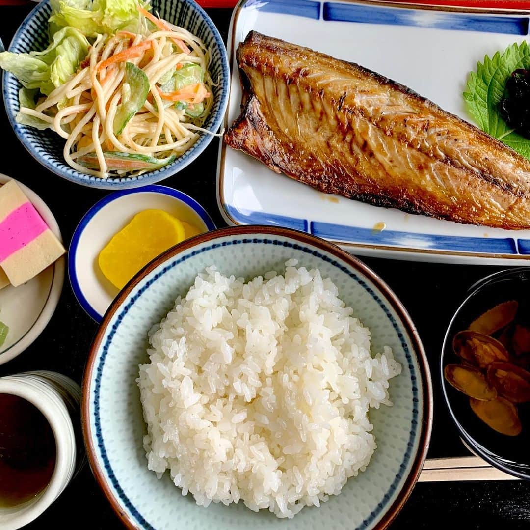 武井義明さんのインスタグラム写真 - (武井義明Instagram)「貝焼きに、鯖の干物定食。幸福。」10月17日 12時44分 - bebechef
