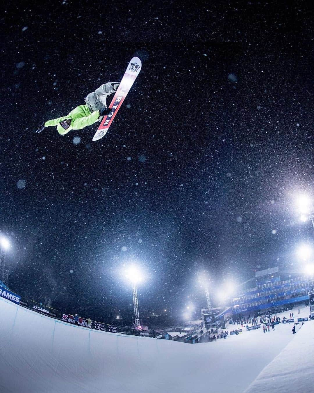 Burton Japanさんのインスタグラム写真 - (Burton JapanInstagram)「キース・ヘリングのアートが映える夜のパイプラン。Photo: @blattphoto #Winter2020Burton #KeithHaring #XGames」10月17日 12時54分 - burtonjapan