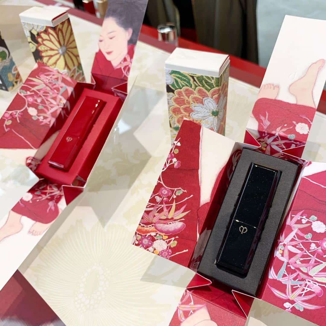 美的 Biteki's official Instagram! さんのインスタグラム写真 - (美的 Biteki's official Instagram! Instagram)「クレ・ド・ポー ボーテのホリデーコレクション「KIMONO DREAM」の世界観を体感できる限定イベントが10月18日（金）から3日間開催！  イベントではクレ・ド・ポー ボーテ独自の視点で描く、最新のデジタル技術を用いた幻想的な仕掛けが盛りだくさん！ 4つの女性の内面美「情熱」「強さ」「優しさ」「可憐」を表現した空間で、手をかざしたり、息を吹きかけたりすることで、それぞれの世界をより深く体感することができます。  さらにクレ・ド・ポー ボーテと株式会社 多ち花がコラボレーションし、ホリデーコレクションのために制作されたオリジナルの着物の展示や、イベントを中心に活動しているトップメイクアップクリエイターによる、ホリデールックのタッチアップを体験できるブース、10月21日に発売されるホリデーコレクションを先行体験できるセルフタッチアップスペースも！ ぜひ足を運んでみて。  クレ・ド・ポー ボーテ 「KIMONO DREAM ～KIMONOの夢で、あなたが目覚める。～」 東京都渋谷区神宮前6丁目35-6　jing（ジング） 2019年10月18日（金）～10月20日（日） 11：00～20：00  #cledepeaubeaute #クレドポー #クレドポーボーテ #資生堂#shiseido #kimono #kimonodream #ホリデーコレクション #着物 #日本画 #美人画 #大竹彩奈 #ayanaotake #cledepeauholiday #クリスマスコフレ #コフレ #口紅 #リップ #ルージュ #lipstick #アイシャドウ #makeup #メイク #コスメ #イベント #限定 #美容 #美的 #bitekicom」10月17日 12時55分 - bitekicom