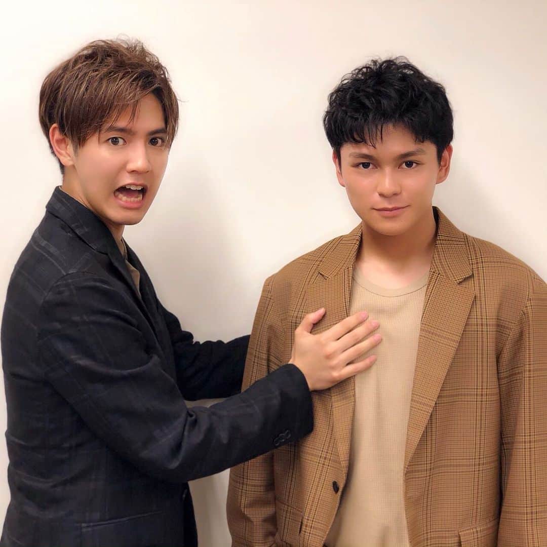 のインスタグラム：「🕛0キス取材日の続き💫 ﻿ ﻿ 先日に続き🐾寄さん&ゴードン さんの筋肉💪🏻ショットを👀 ﻿ ﻿ 会った瞬間に役作りで鍛えた筋肉を厚みがスゴイ‼️と寄さん大興奮😆✨ ﻿ ﻿ 撮影時の思い出など2人のトークも盛り上がりました🤗 ﻿ ﻿ #午前0時キスしにきてよ #12月6日公開﻿ #映画0キス #0キス #0kiss #ゼロキス﻿ #綾瀬楓 #寄さん #片寄涼太 #GENERATIONS #ldh﻿ #あーちゃん #眞栄田郷敦」