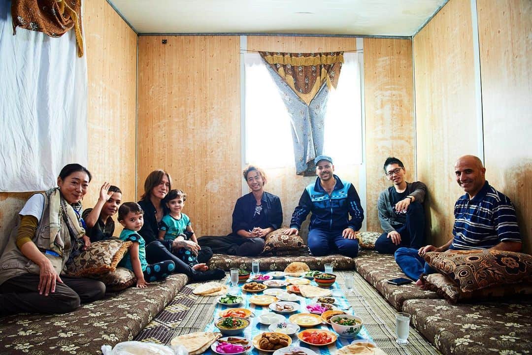 SUGIZOさんのインスタグラム写真 - (SUGIZOInstagram)「今回もキャンプ内とアンマン市内で多くの難民のご家族のお家へ邪魔してきた。 難民キャンプで生活しながらキャンプ内の学校の教員として働く男性の家族は、ギリギリの生活状況にも関わらず最高の料理でおもてなししてくれた。 シリアの人々のその心遣いに毎回涙が出る。。。 アンマン市内ではある２つの家族に３年ぶりに再会することができた。 前回は、シリアで被弾し酷い怪我を負いながらもあまりに劣悪な環境での生活を強いられて絶望の淵いたご主人の家族が、今はだいぶ状況が好転していて表情も明るくなっていた。 もちろんまだまだ理想の生活とは言えないけれど、それでも本当によかった。。。 そして前回はまだ赤ちゃんだった男の子は今は腕白坊主に。あまりに嬉しくて涙が出た。。。 Photo by Keiko TANABE.」10月17日 13時08分 - sugizo_official