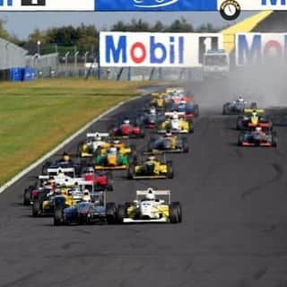 ジェームズ・ロシターのインスタグラム：「#tbt Wheel to Wheel with @lewishamilton for the lead in Formula Renault 2003... Couldn’t even afford to paint my helmet back then... Grateful for the battles and memories with so many strong drivers.」