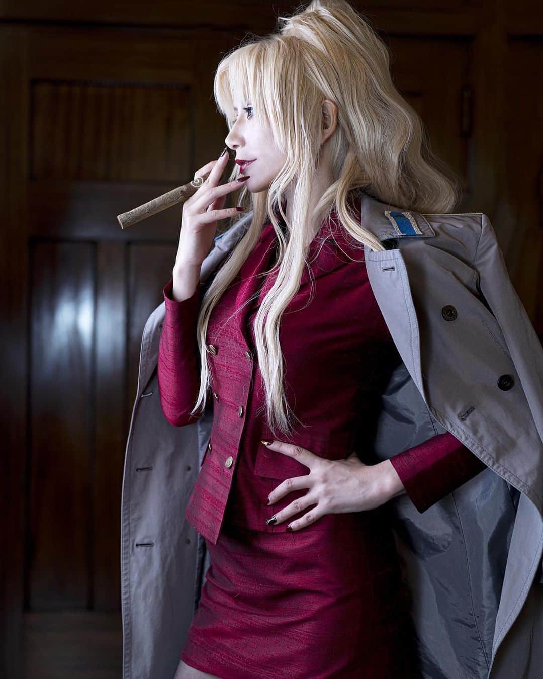 鷹村アオイのインスタグラム：「【BLACK LAGOON】  カン違いしないでね？ お願いじゃないの、命令。 🌹バラライカ　鷹村アオイ 📷Kobe Japan（構図の処方箋）さん  #コスプレ #コスプレイヤー #ブラックラグーン #ブラックラグーン #バラライカ #バラライカ姐さん #バラライカ大尉 #blacklagoon #blacklagooncosplay #cosplay #balalaika」
