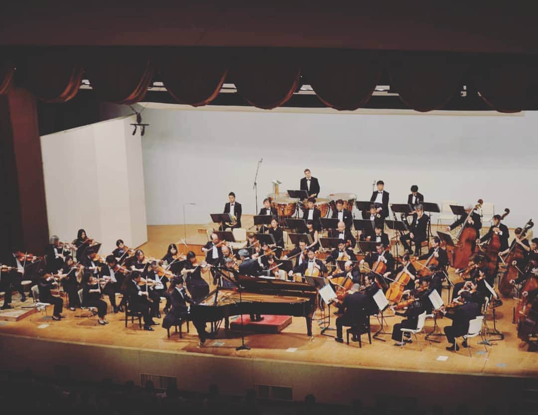 福間洸太朗さんのインスタグラム写真 - (福間洸太朗Instagram)「Souvenirs in Yamaguchi... I played Beethoven's Emperor Concerto with the Japan Philharmonic Orchestra last Sunday. We had a huge typhoon throughout Japan on Saturday which caused the flights & trains cancels, so the orchestra manager had to rebook the new tickets and hotel for Friday, but we could safely arrived there and perform.  Thank you to all the members of the orchestra & organizer (UBE Industries, LTD), Mo.Umeda and of course the people who came to hear the concert! . .  1. on stage  2. with Mr.Masumitsu (Orchestra Production Manager, who took care so well of all the travel tickets and hotels of the musicians)  3. With Mr. Tanokura, the concert master  4. In front of the Watanabe O memorial hall  5. Sweets boxes named "Fukuman" found at the Yamaguchi airport 😃 . .  遅くなりましたが、台風19号の被害に遭われた方には、心よりお見舞い申し上げます。  先週日曜日に山口で日本フィルハーモニーとベートーヴェン『皇帝』を弾かせていただきした。前日に現地入りする予定が台風の影響で飛行機がキャンセルされ、急遽金曜日の夜に関西まで移動し、翌朝山口に入りました。私だけでなく、マエストロやオケ団員皆様のチケットやホテルの手配で、大変なご苦労があったにもかかわらず、私のスーツケースを持ってくださったり細やかなケアをしてくださった企画制作部長の益満行裕さん（写真2）には、多大な感謝を申し上げます。  今回の演奏会は、宇部興産が主催で、中学生や障がい者も招待して地元の方への文化的貢献が目的とされたものでした。演奏会前夜には宇部興産の重役の方達と会食し、色々なお話を伺いました。  皆様への感謝を込めて、自分が中学生の時に出会い、ピアニストを目指すきっかけになったプーランクをアンコールに弾きました。 . .  #Yamaguchi #Ube #UbeIndustries #JapanPhilharmonicOrchestra #Beethoven #ToshiakiUmeda #日本フィルハーモニー交響楽団　#山口　#宇部　#渡辺翁記念会館　#ベートーヴェン　#皇帝」10月17日 13時13分 - kotarofsky