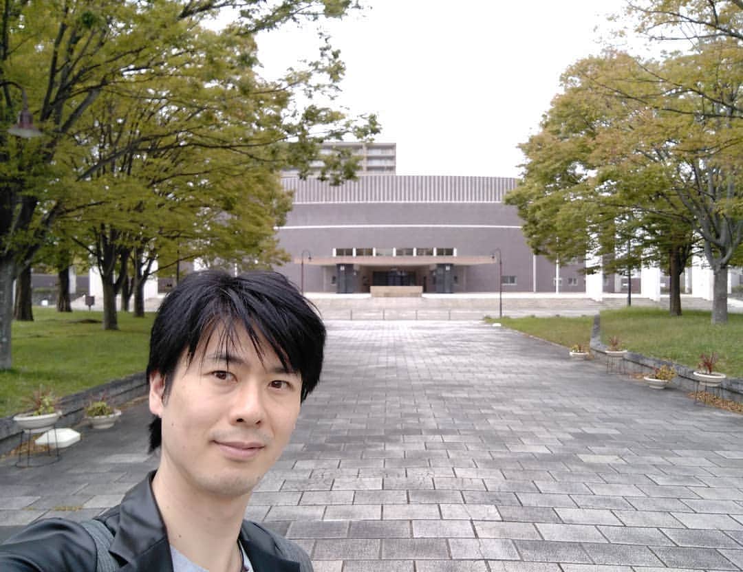 福間洸太朗さんのインスタグラム写真 - (福間洸太朗Instagram)「Souvenirs in Yamaguchi... I played Beethoven's Emperor Concerto with the Japan Philharmonic Orchestra last Sunday. We had a huge typhoon throughout Japan on Saturday which caused the flights & trains cancels, so the orchestra manager had to rebook the new tickets and hotel for Friday, but we could safely arrived there and perform.  Thank you to all the members of the orchestra & organizer (UBE Industries, LTD), Mo.Umeda and of course the people who came to hear the concert! . .  1. on stage  2. with Mr.Masumitsu (Orchestra Production Manager, who took care so well of all the travel tickets and hotels of the musicians)  3. With Mr. Tanokura, the concert master  4. In front of the Watanabe O memorial hall  5. Sweets boxes named "Fukuman" found at the Yamaguchi airport 😃 . .  遅くなりましたが、台風19号の被害に遭われた方には、心よりお見舞い申し上げます。  先週日曜日に山口で日本フィルハーモニーとベートーヴェン『皇帝』を弾かせていただきした。前日に現地入りする予定が台風の影響で飛行機がキャンセルされ、急遽金曜日の夜に関西まで移動し、翌朝山口に入りました。私だけでなく、マエストロやオケ団員皆様のチケットやホテルの手配で、大変なご苦労があったにもかかわらず、私のスーツケースを持ってくださったり細やかなケアをしてくださった企画制作部長の益満行裕さん（写真2）には、多大な感謝を申し上げます。  今回の演奏会は、宇部興産が主催で、中学生や障がい者も招待して地元の方への文化的貢献が目的とされたものでした。演奏会前夜には宇部興産の重役の方達と会食し、色々なお話を伺いました。  皆様への感謝を込めて、自分が中学生の時に出会い、ピアニストを目指すきっかけになったプーランクをアンコールに弾きました。 . .  #Yamaguchi #Ube #UbeIndustries #JapanPhilharmonicOrchestra #Beethoven #ToshiakiUmeda #日本フィルハーモニー交響楽団　#山口　#宇部　#渡辺翁記念会館　#ベートーヴェン　#皇帝」10月17日 13時13分 - kotarofsky