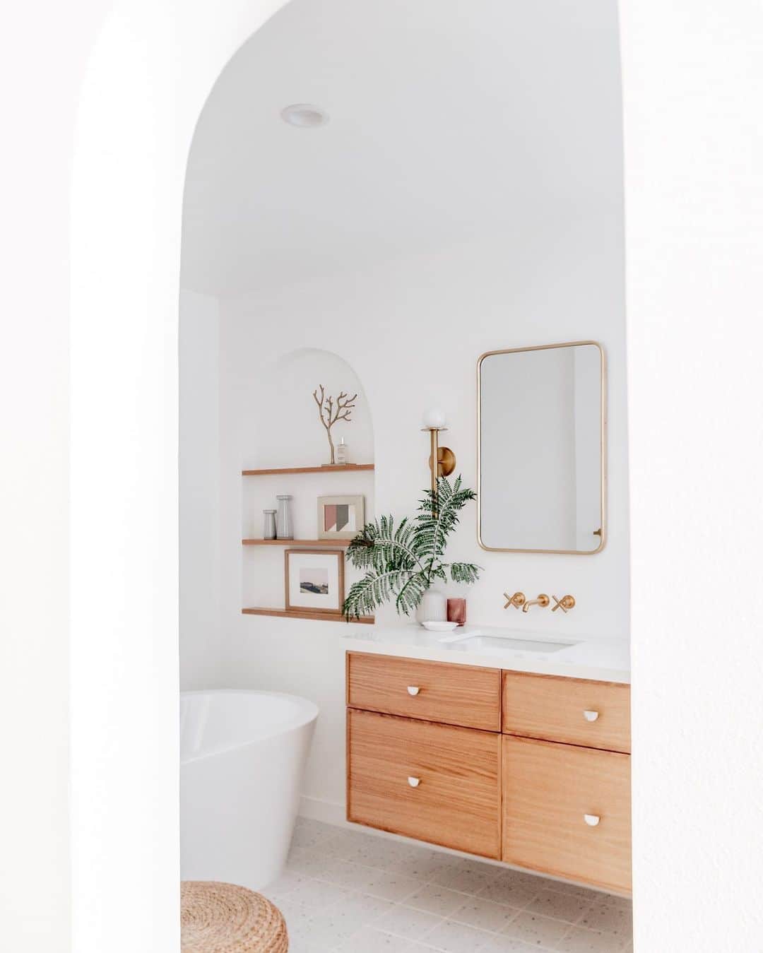 キンバリー・ヒルのインスタグラム：「Everyone, @kh.interiors completely redid my bathroom this summer and it’s so pretty I can’t even stand it. Just LOOK! 😍」