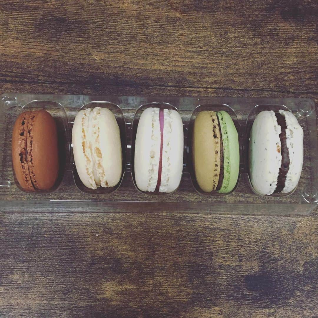 千眼美子さんのインスタグラム写真 - (千眼美子Instagram)「・ なんと自然で美味しいマカロン。 手前から (ごま・加賀棒茶・フランボワーズ・柚子・ハーフビター) #マカロン #lechocolatdeh」10月17日 13時20分 - yoshiko_sengen