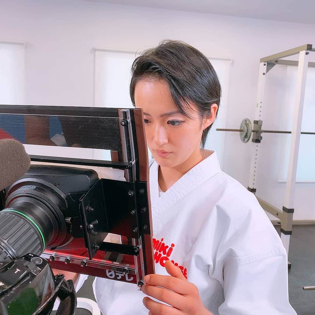 日本テレビ「POWERフレーズ」のインスタグラム：「#空手 #清水希容 選手の #こぼれ話  取材の日は、 他のメディアも集まる取材公開日。  当番組以外にも多くの取材陣が 清水選手を囲む中、 ２時間後。 最後の取材が ＰＯＷＥＲフレーズの撮影でした。  それでも清水選手は 疲れた顔を一切見せずに 笑顔で、 自らのパワーフレーズを 明かしてくれました☺️✨ #空手 #karate #形 #東京オリンピック #新競技 #笑顔 #メディア #公開日 #POWERフレーズ #ntv #日テレ」