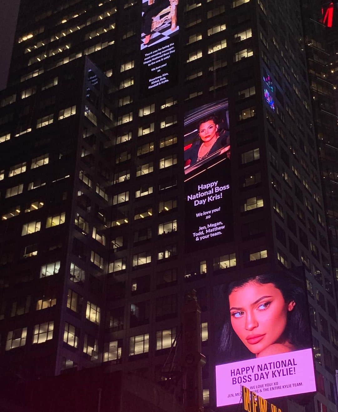 クリス・ジェンナーさんのインスタグラム写真 - (クリス・ジェンナーInstagram)「Just out and about in Times Square NYC on National Boss Day! I have the best Kids and the best Team EVER!! Love you guys ❤️🙏 #blessed」10月17日 13時21分 - krisjenner