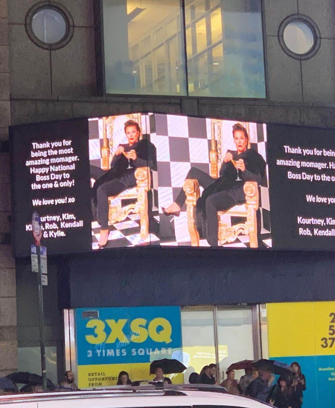 クリス・ジェンナーさんのインスタグラム写真 - (クリス・ジェンナーInstagram)「Just out and about in Times Square NYC on National Boss Day! I have the best Kids and the best Team EVER!! Love you guys ❤️🙏 #blessed」10月17日 13時21分 - krisjenner