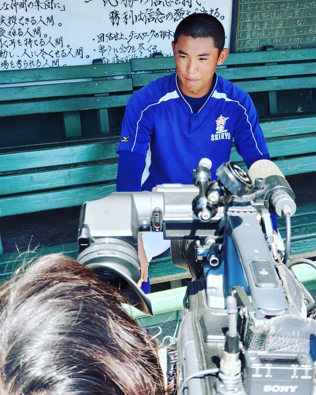 飯田嘉太さんのインスタグラム写真 - (飯田嘉太Instagram)「いよいよ運命の日プロ野球･ドラフト会議⚾  今日は星稜から奥川＆山瀬バッテリーの様子を 中継でお伝えします✨  社内では朝からみんながソワソワ＆ ドコが指名するんだとひっきりなしに話しています😂  ①＆②枚目は先月取材した際の目標👏  是非そのスタートラインに立って欲しい…😫 あっという間にこの時期なんだなぁ〜としみじみ…✨ #運命の日 #高校野球 #野球 #プロ野球 #ドラフト会議 #星稜 #奥川恭伸 投手 #山瀬慎之助 捕手 #幼馴染 #バッテリー #目標 #ガッツポーズ #ドキドキ #ワクワク」10月17日 13時32分 - kabuto_iida