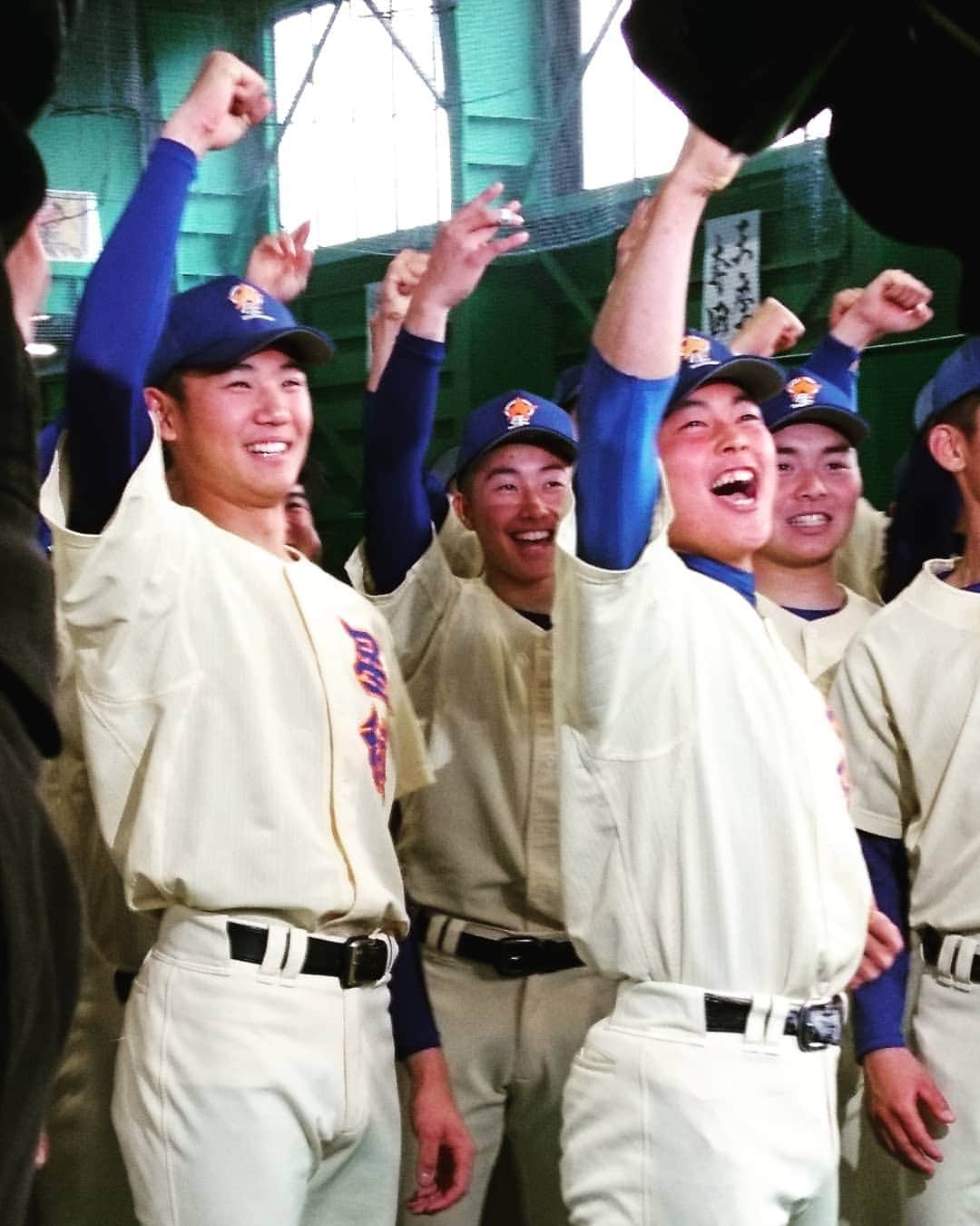 飯田嘉太さんのインスタグラム写真 - (飯田嘉太Instagram)「いよいよ運命の日プロ野球･ドラフト会議⚾  今日は星稜から奥川＆山瀬バッテリーの様子を 中継でお伝えします✨  社内では朝からみんながソワソワ＆ ドコが指名するんだとひっきりなしに話しています😂  ①＆②枚目は先月取材した際の目標👏  是非そのスタートラインに立って欲しい…😫 あっという間にこの時期なんだなぁ〜としみじみ…✨ #運命の日 #高校野球 #野球 #プロ野球 #ドラフト会議 #星稜 #奥川恭伸 投手 #山瀬慎之助 捕手 #幼馴染 #バッテリー #目標 #ガッツポーズ #ドキドキ #ワクワク」10月17日 13時32分 - kabuto_iida