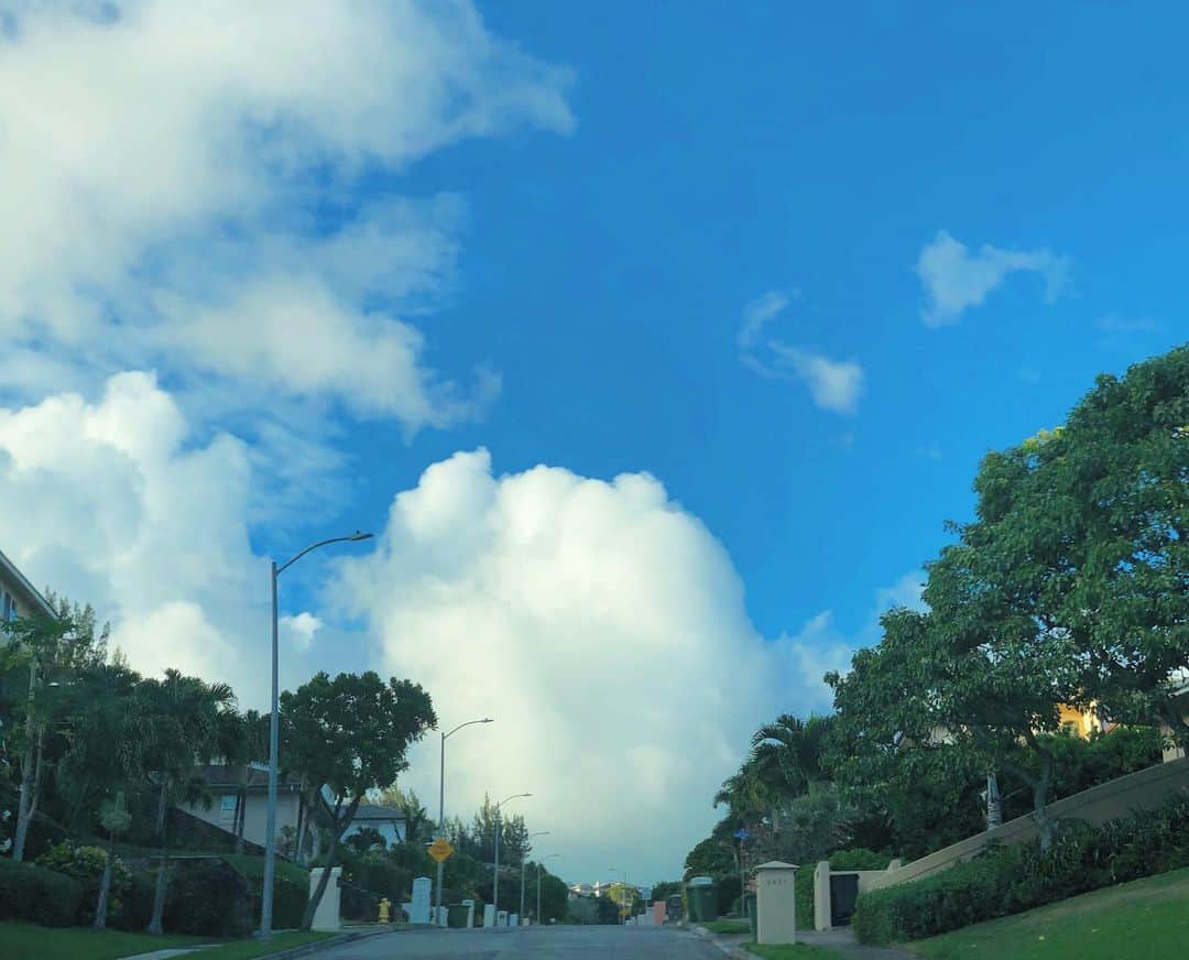 マキ・コニクソンさんのインスタグラム写真 - (マキ・コニクソンInstagram)「今日のハワイの雲はなかなかだった！こんなもくもくでした！😙空って毎日違う顔を持ってるから見てるだけで楽しいね！😊 #ハワイのおすそ分け🤙🏼 #自然って凄い #今日のハワイの雲」10月17日 13時29分 - makikonikson