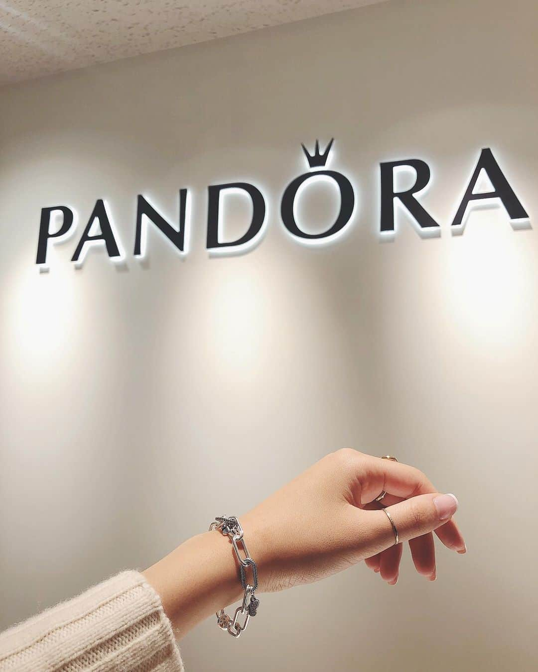 藤原菜摘さんのインスタグラム写真 - (藤原菜摘Instagram)「. . @theofficialpandora が京都伊勢丹3FにOPEN💍♡♡ . ブレスレットが主流でしたが、ネックレスにもチャームがカスタムできるそう✔️ リングやピアスも可愛かった😘 . たくさんのチャームでそれぞれの個性を表現したり、日々の思い出を刻んで欲しいとの想いが込められてるそう✨すてき✨ . #WhatDoYouLove #PANDORA #PandoraMe #PandoraStyle #shotforpandora #ad」10月17日 13時34分 - natsumi_fujiwara