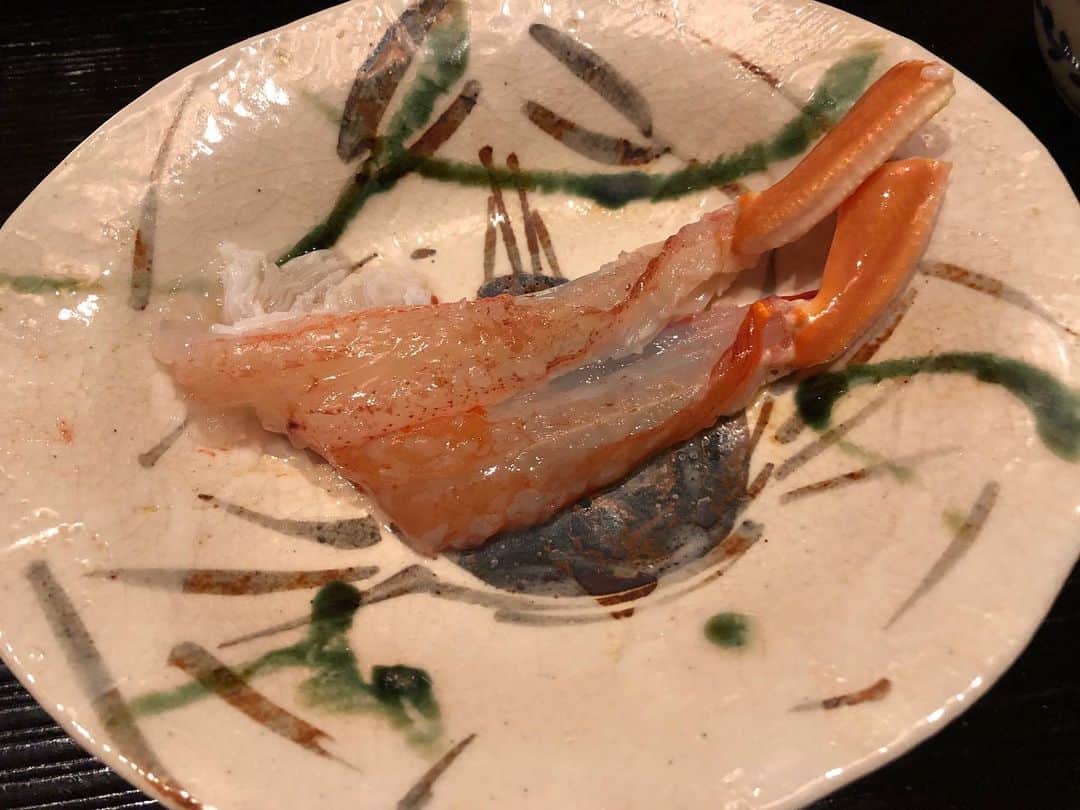 嶋村瞳さんのインスタグラム写真 - (嶋村瞳Instagram)「. 【嶋村のグルメ旅】 蟹好きさん必見！🦀 蟹の刺身、半蒸し、蒸し、焼き、味噌、蟹雑炊などなど一回でこんなに贅沢に味わえるなんて！ 一匹一匹番号の名札付きの安心な高級蟹です。 . 完全個室で、料理人さんが自分のためだけに目の前で新鮮な蟹を調理し、ずっとつきっきりで全てやってくれます。 . きた福 銀座 . . #嶋村瞳のグルメ旅 👈こちらタップを #蟹 #カニ #きた福 #きた福銀座  #ディナー #カニ味噌 #カニづくし  #完全個室 #銀座 #ginza  #japanesefood  #instagood  #instalike  #instafoodgram」10月17日 13時35分 - hitomi_shimamura_official