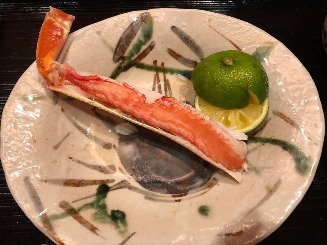 嶋村瞳さんのインスタグラム写真 - (嶋村瞳Instagram)「. 【嶋村のグルメ旅】 蟹好きさん必見！🦀 蟹の刺身、半蒸し、蒸し、焼き、味噌、蟹雑炊などなど一回でこんなに贅沢に味わえるなんて！ 一匹一匹番号の名札付きの安心な高級蟹です。 . 完全個室で、料理人さんが自分のためだけに目の前で新鮮な蟹を調理し、ずっとつきっきりで全てやってくれます。 . きた福 銀座 . . #嶋村瞳のグルメ旅 👈こちらタップを #蟹 #カニ #きた福 #きた福銀座  #ディナー #カニ味噌 #カニづくし  #完全個室 #銀座 #ginza  #japanesefood  #instagood  #instalike  #instafoodgram」10月17日 13時35分 - hitomi_shimamura_official