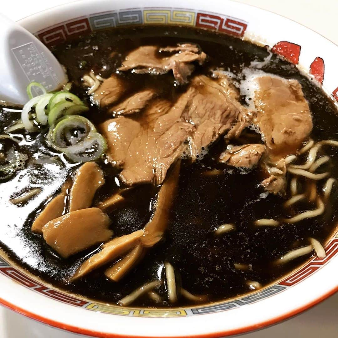 桜井誠さんのインスタグラム写真 - (桜井誠Instagram)「蜂屋旭川本店 随分前にラーメン博物館で食べた以来、お久しぶりな一杯。 焦がしラードの量が選べるとの事で迷わず濃い目をオーダーしたら、漆黒の海 笑 他では味わえないオンリーワンな味に、全国を回って食を楽しめる利得を感じながら、あっという間に完食。 豚飯も美味しそうだぞって事で、シェア。ミシミシ系の豚がゴロゴロ入って三百円は感謝。 #麺活　#旭川　#ラーメン」10月17日 13時46分 - m_sakurai_da