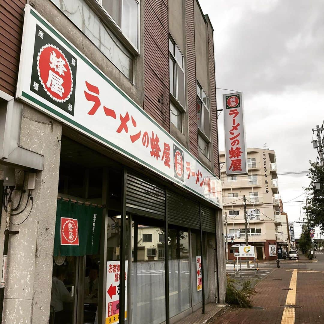 桜井誠さんのインスタグラム写真 - (桜井誠Instagram)「蜂屋旭川本店 随分前にラーメン博物館で食べた以来、お久しぶりな一杯。 焦がしラードの量が選べるとの事で迷わず濃い目をオーダーしたら、漆黒の海 笑 他では味わえないオンリーワンな味に、全国を回って食を楽しめる利得を感じながら、あっという間に完食。 豚飯も美味しそうだぞって事で、シェア。ミシミシ系の豚がゴロゴロ入って三百円は感謝。 #麺活　#旭川　#ラーメン」10月17日 13時46分 - m_sakurai_da