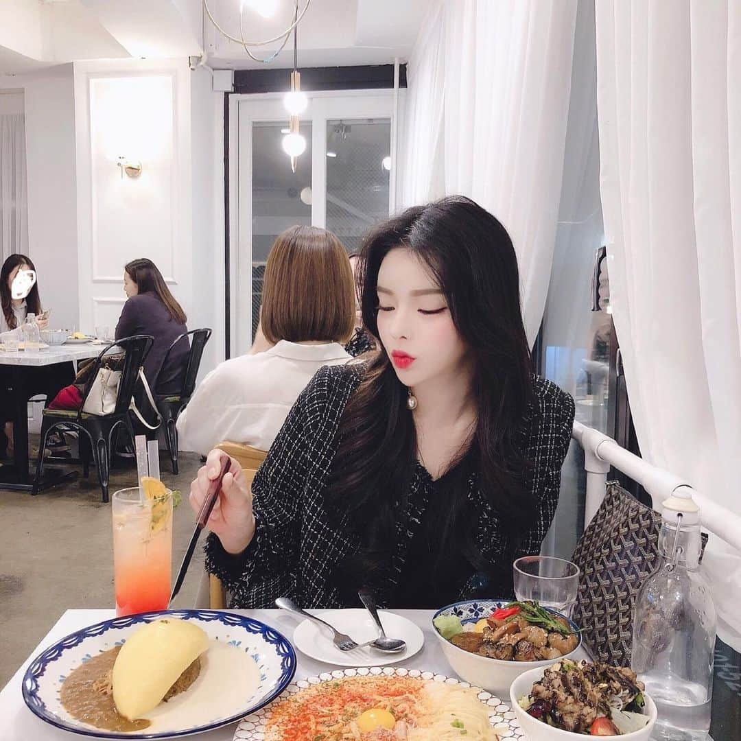 ダユンさんのインスタグラム写真 - (ダユンInstagram)「다윤다윤 맛집투어 여전히 진행중 ♥️ 오므라이스 세상 부드럽고 또 부드럽더라구요  여자들끼리 데이트하기에 딱이고 사진도 엄청 잘나와요 🤭 트위드 자켓 정보 많이 물어보시는데 해쁘에서 구매했어요! . . #협찬 #빠레뜨한남 #빠레뜨한남가로수길점」10月17日 13時46分 - 2__yun__2