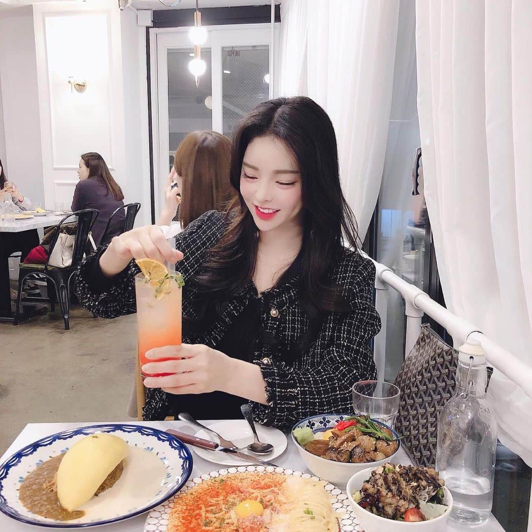 ダユンさんのインスタグラム写真 - (ダユンInstagram)「다윤다윤 맛집투어 여전히 진행중 ♥️ 오므라이스 세상 부드럽고 또 부드럽더라구요  여자들끼리 데이트하기에 딱이고 사진도 엄청 잘나와요 🤭 트위드 자켓 정보 많이 물어보시는데 해쁘에서 구매했어요! . . #협찬 #빠레뜨한남 #빠레뜨한남가로수길점」10月17日 13時46分 - 2__yun__2