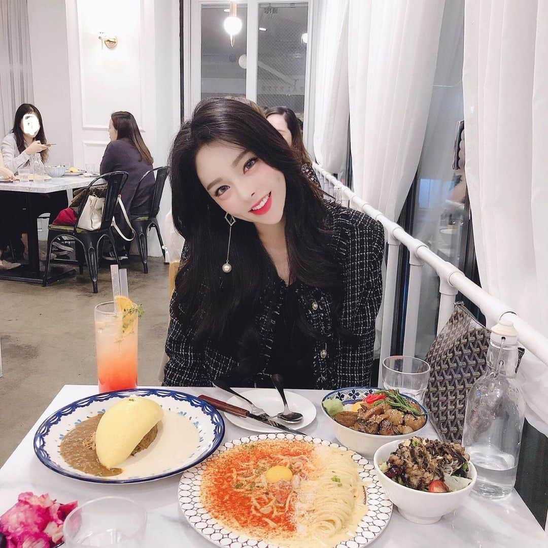 ダユンさんのインスタグラム写真 - (ダユンInstagram)「다윤다윤 맛집투어 여전히 진행중 ♥️ 오므라이스 세상 부드럽고 또 부드럽더라구요  여자들끼리 데이트하기에 딱이고 사진도 엄청 잘나와요 🤭 트위드 자켓 정보 많이 물어보시는데 해쁘에서 구매했어요! . . #협찬 #빠레뜨한남 #빠레뜨한남가로수길점」10月17日 13時46分 - 2__yun__2