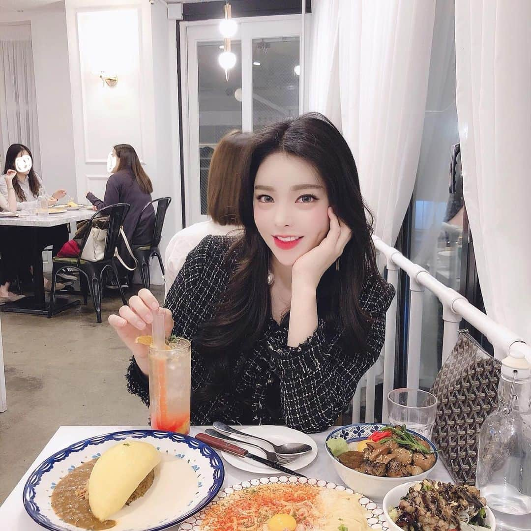 ダユンさんのインスタグラム写真 - (ダユンInstagram)「다윤다윤 맛집투어 여전히 진행중 ♥️ 오므라이스 세상 부드럽고 또 부드럽더라구요  여자들끼리 데이트하기에 딱이고 사진도 엄청 잘나와요 🤭 트위드 자켓 정보 많이 물어보시는데 해쁘에서 구매했어요! . . #협찬 #빠레뜨한남 #빠레뜨한남가로수길점」10月17日 13時46分 - 2__yun__2