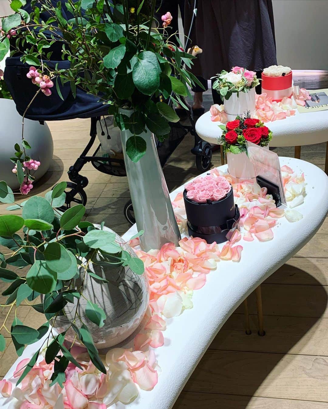 春花きららさんのインスタグラム写真 - (春花きららInstagram)「本日は、NEMIKA5周年イベントが開催されているNEMIKA広尾店へ行かせていただきました！！ 店内に入るとそこには5000本のバラで装飾された美しい空間がっっ‼️ 思わず素敵ーーーー！と叫んでしまいました 笑 かわいいお洋服はもちろん絵画も展示されていたりと、ファッション、バラ、アートの洗練されたアーティスティックな空間にひたすら感動✨ バラのローフードスイーツも食べるのがもったいないくらいかわいかったです💕  素敵なイベントに行かせていただきありがとうございました😊  イベントは本日の20時までのようですが、ファッション、ローズ、アートを融合したライフスタイルをご提案するコンセプトストアNEMIKAに是非足を運んでみてはいかがでしょうか❤︎ #NEMIKA #ネミカ #nemika広尾店  #5000本のバラ  #ファッション #アート #ローズ #洗練された空間でした  #アーティスティックな空間  #バラ好きの人と繋がりたい  #バラ好きにはたまらん」10月17日 13時51分 - maiko_kirara