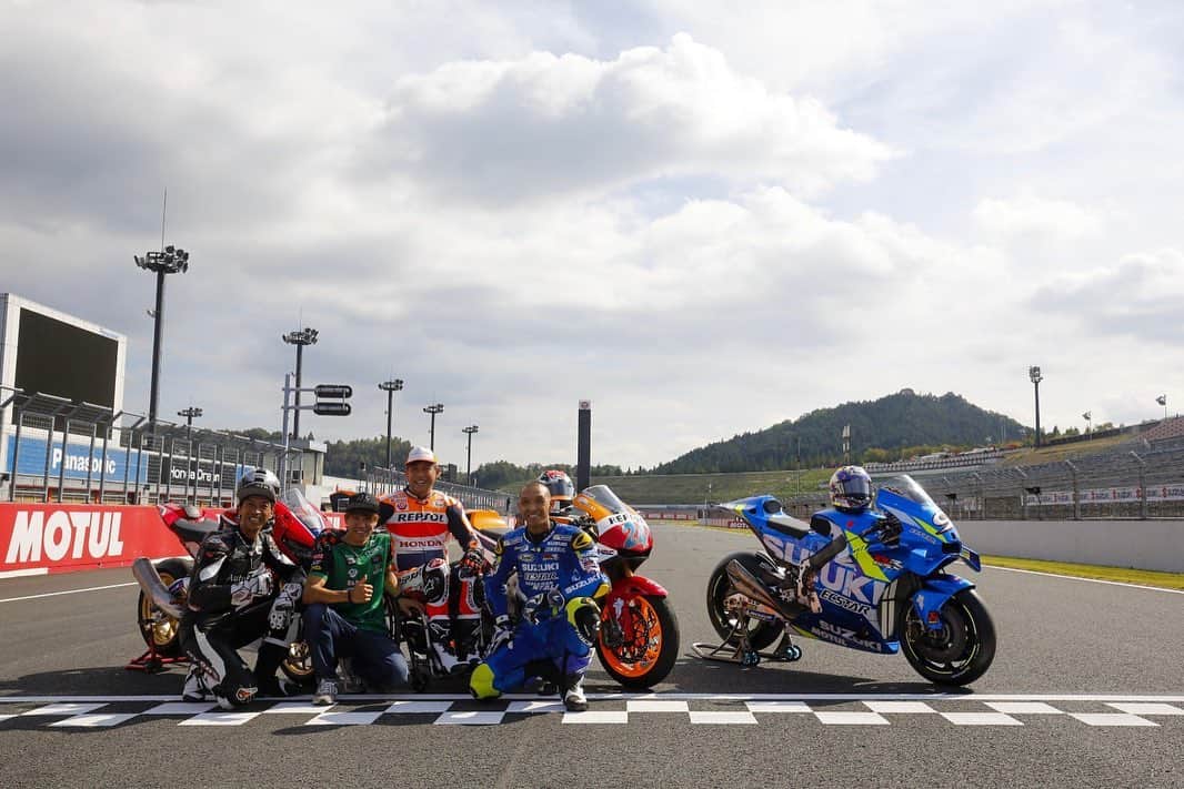 MotoGPさんのインスタグラム写真 - (MotoGPInstagram)「Remembering the good old days ✊💨 // The Aoki brothers, who finished on the podium across each category at the 1995 #JapaneseGP 🇯🇵 were reunited today to complete a special demonstration lap at the Twin Ring Motegi 🤩 Swipe left ⬅️ to see them being joined by #Moto2 rider @tetsutanagashima! #MotoGP #Motorcycle #Racing #Motorsport」10月17日 14時07分 - motogp