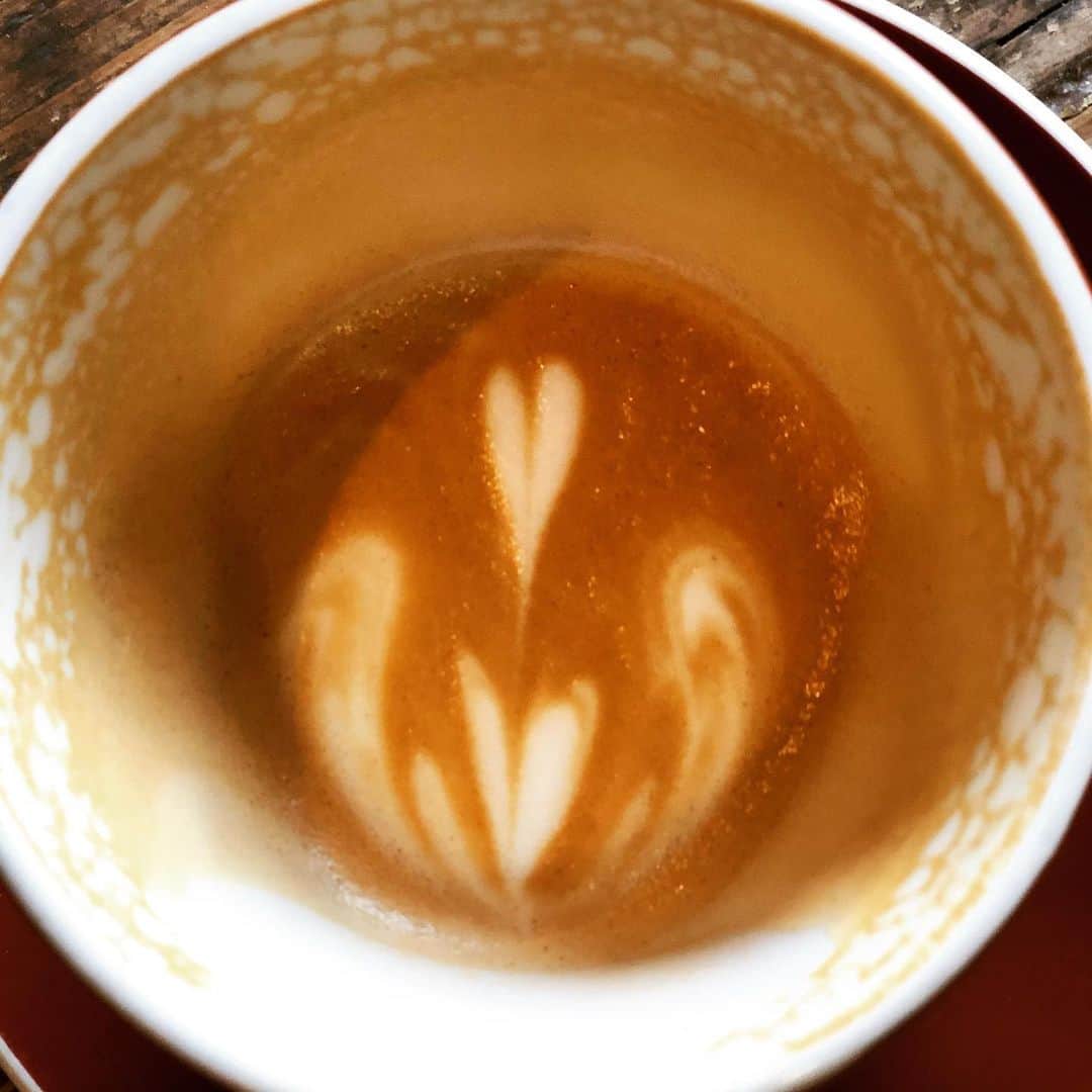 鈴木みのるさんのインスタグラム写真 - (鈴木みのるInstagram)「Halfway  #coffeetime  #カフェラテ 飲みかけのコーヒー。これだけ飲んでも残るんだね。」10月17日 14時08分 - suzuki.d.minoru
