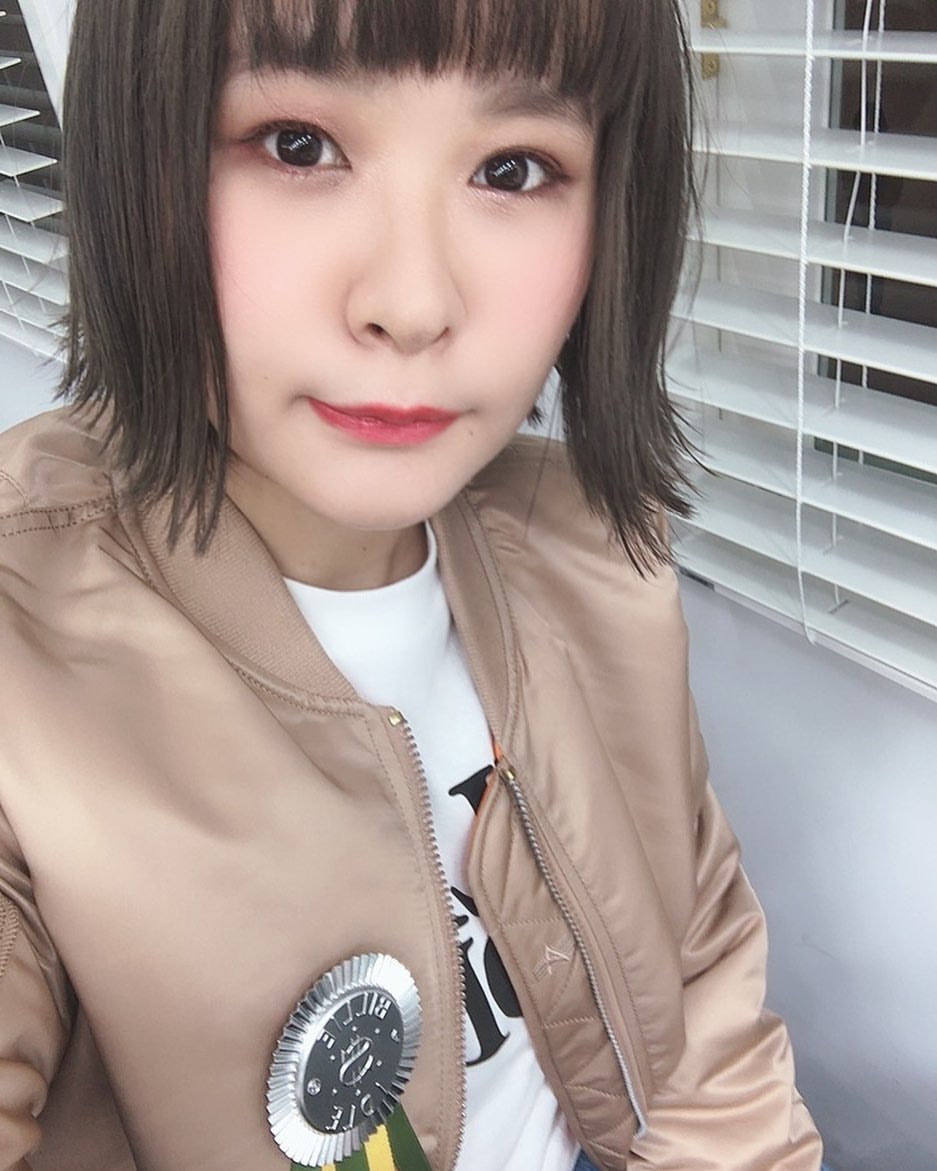 のインスタグラム：「今回のアー写では、珍しく外ハネにしていただきました。 お気に入りです。 MA-1とロゼットは久しぶりですね。原点回帰という感じ。」
