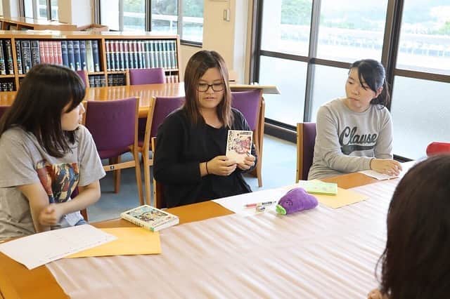 福岡女子短期大学さんのインスタグラム写真 - (福岡女子短期大学Instagram)「@福岡女子短期大学図書館 昨日のビブリオバトルルールの”読書ガールのレビュー合戦”は、文化教養学科1年生だけの参加者でしたが、太宰府市民図書館の司書の方お二人も来てくださって、賑やかで楽しい会となりました。 . 急にパフォーマンスをお願いすることになった太宰府市民図書館の方はもちろんのこと、学生たちも素晴らしい紹介で、1番の本を選ぶのに皆大いに迷っているようでした。 . チャンプ本は韓国に留学経験のある学生が紹介した「フィフティ・ピープル となりの国のものがたり」でした。 . それ以外の本については、twitterで紹介します。 . 太宰府市民図書館には読書会カフェがあり。本学学生も時折、お邪魔させていただいています。太宰府市民図書館の皆様これからもよろしくお願いいたします。 . #福岡女子短期大学図書館　#福岡女子短期大学　#図書館　#ビブリオバトル　#読書週間　#福女短　#本好き　#本が好き #図書館の本　#図書館が好き　#読書　#本のある暮らし　#本は人生のおやつです　#本に夢中　#司書　#司書になりたい #夢を叶える　#図書館は楽しい　 #読書ガール #本は心の栄養　#オススメの本教えてください#オススメの本　#愛読書　#読書垢　#福岡の女子短期大学 #読書記録 . ==========[ 資料請求 ]========== ． 福岡女子短期大学の資料（大学案内・入試要項など）を無料送付中です。お気軽に申し込みください。 . 子ども学科/健康栄養学科 音楽科/文化教養学科 ． 福岡女子短期大学 住所：福岡県太宰府市五条四丁目16番1号 tel：092-922-4034（代表）092-922-1491（入試広報課） . ======== ======== ========」10月17日 14時12分 - fukuoka_wjc