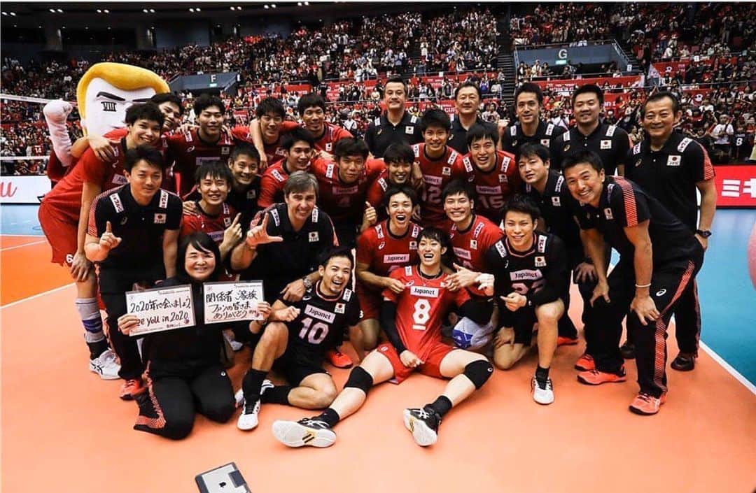 関田誠大さんのインスタグラム写真 - (関田誠大Instagram)「_ 2019年シーズンのご声援ありがとうございました！  VNL、アジア大会、WCと長期間での活動でしたが、スタッフをはじめ関係者の皆様、サポートしていただいた多くの方々、そしてファンの皆様の熱いご声援のおかげで最後まで戦い抜くことができました。 これから選手達は各チームに分かれますがお互い切磋琢磨していきたいと思います。  #次はVリーグで会いましょう #vリーグはバレーだよ #10月26日開幕 #堺ブレイザーズ」10月17日 14時24分 - sekitamasahirophoto